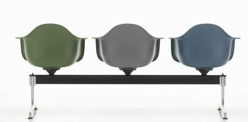 Eames Plastic Armchair RE auf Traverse Vitra
