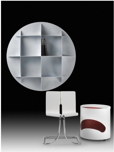 Weißes, sphärisches Minicontinental AL Bücherregal von Carnovali, kombiniert mit Stuhl und Beistelltisch. Modernes Möbeldesign.