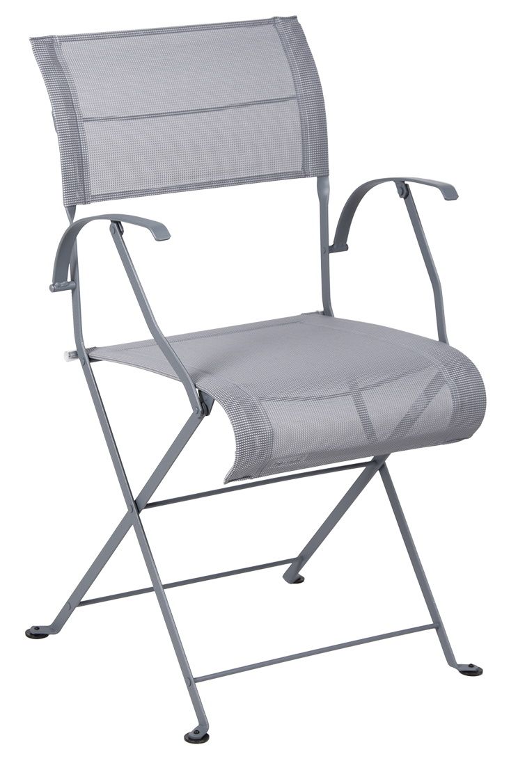 Grauer Dune Premium Stuhl von Fermob für den Außenbereich, klappbar mit Armlehnen.
