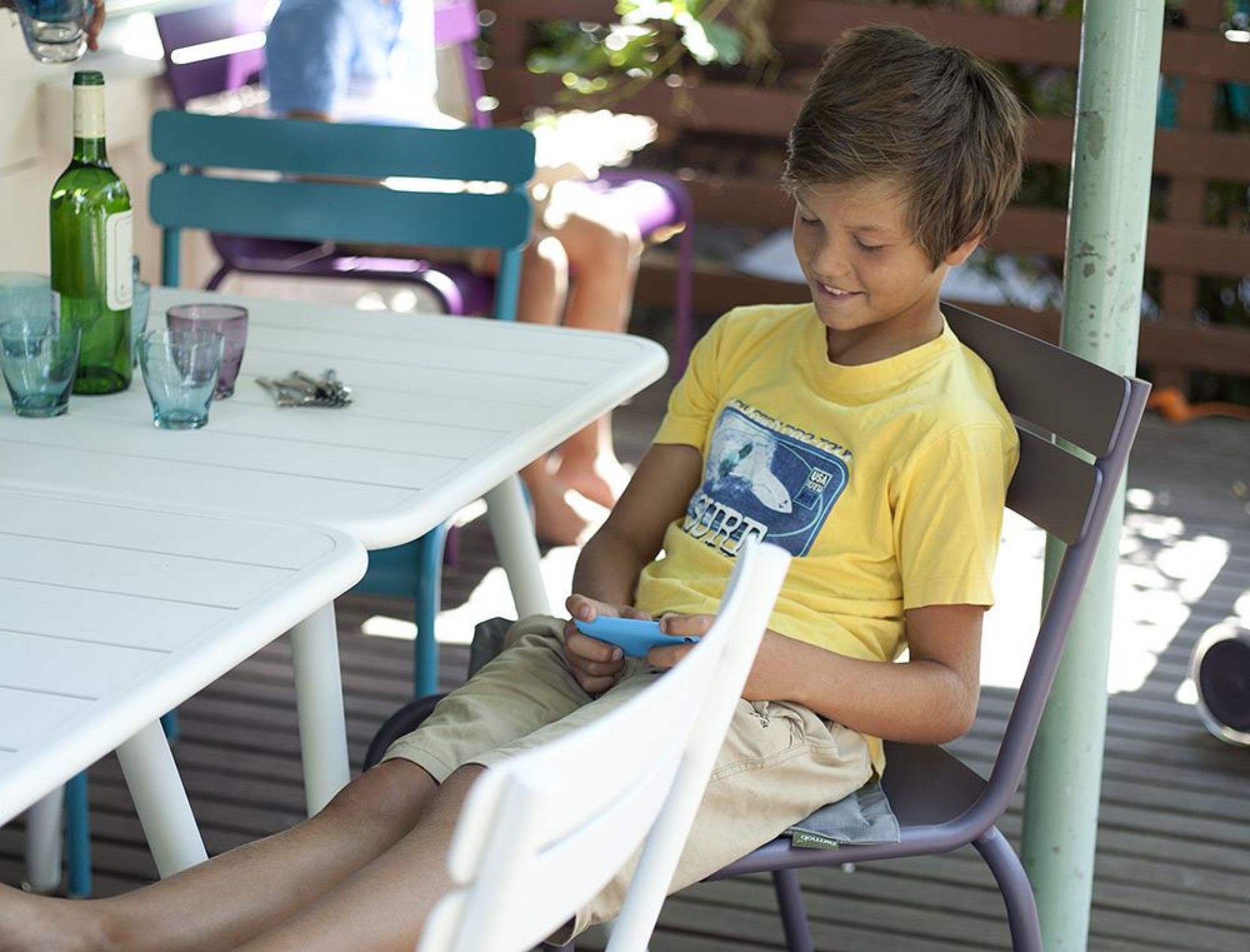 Weißer Luxembourg Outdoor Tisch mit Vierfußgestell von Fermob, ideal für Garten und Terrasse.