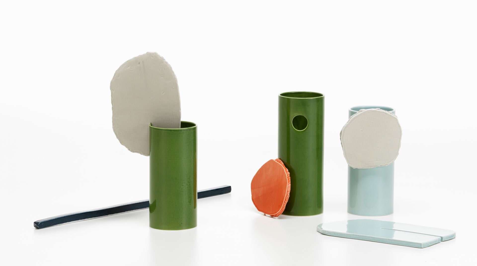 Vitra Découpage Vasen-Set Feuille: Moderne Keramikvasen in Grün und Blau mit abstrakten, farbigen Dekorelementen.