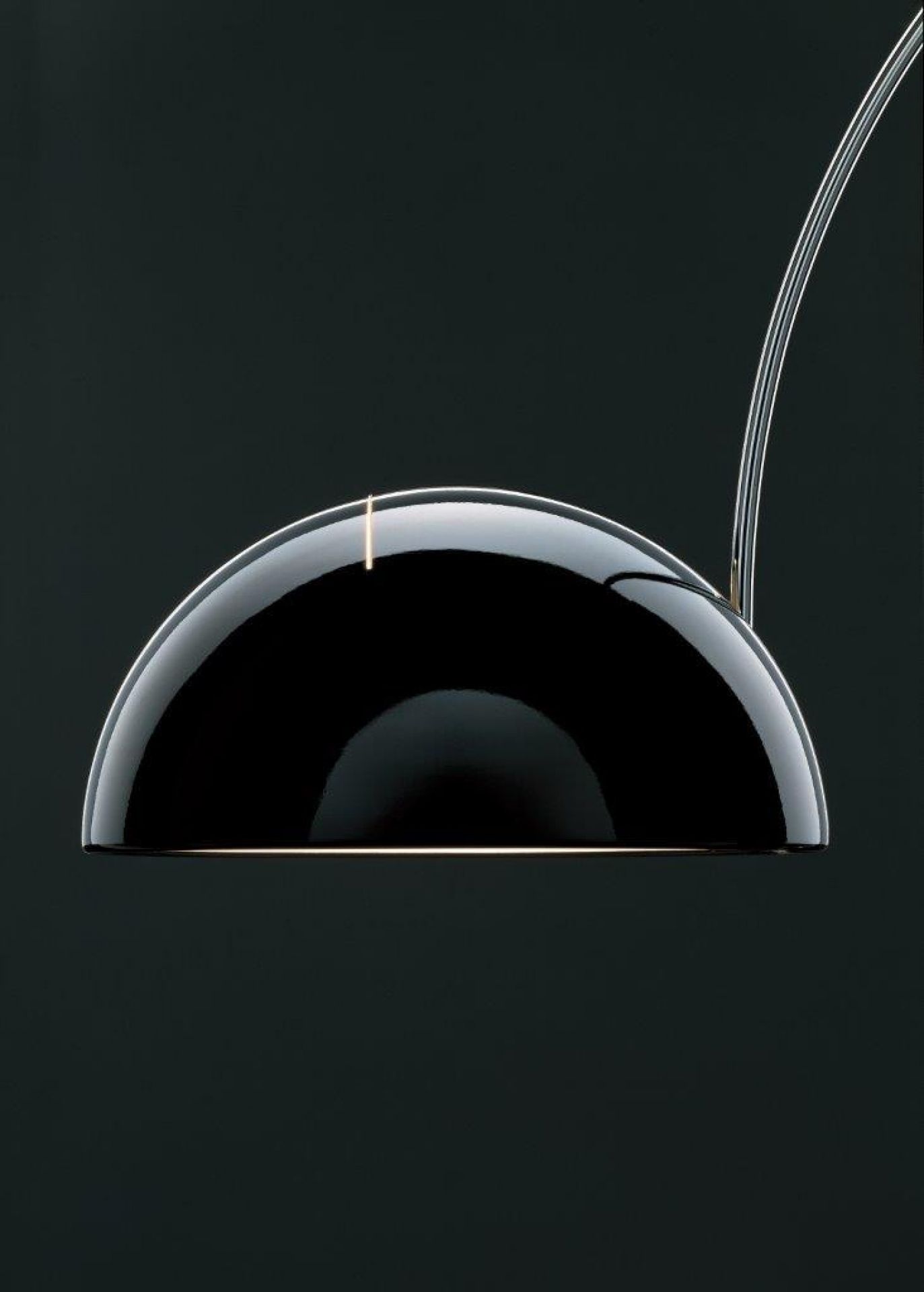 Detailaufnahme der schwarzen Coupé Stehleuchte von Oluce mit gebogenem Chrom-Gestell.
