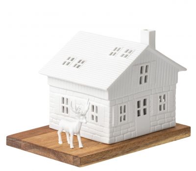 Lichthaus Skihütte Räder: Weißes Keramikhaus mit Hirschfigur auf Holztablett für stimmungsvolle Beleuchtung.