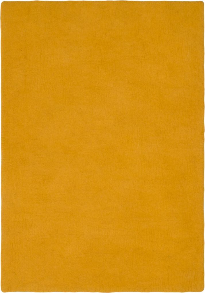 Goldener, rechteckiger Filzteppich (160x230 cm) von myfelt. Moderner Teppich aus Filz für Wohnzimmer und Schlafzimmer.