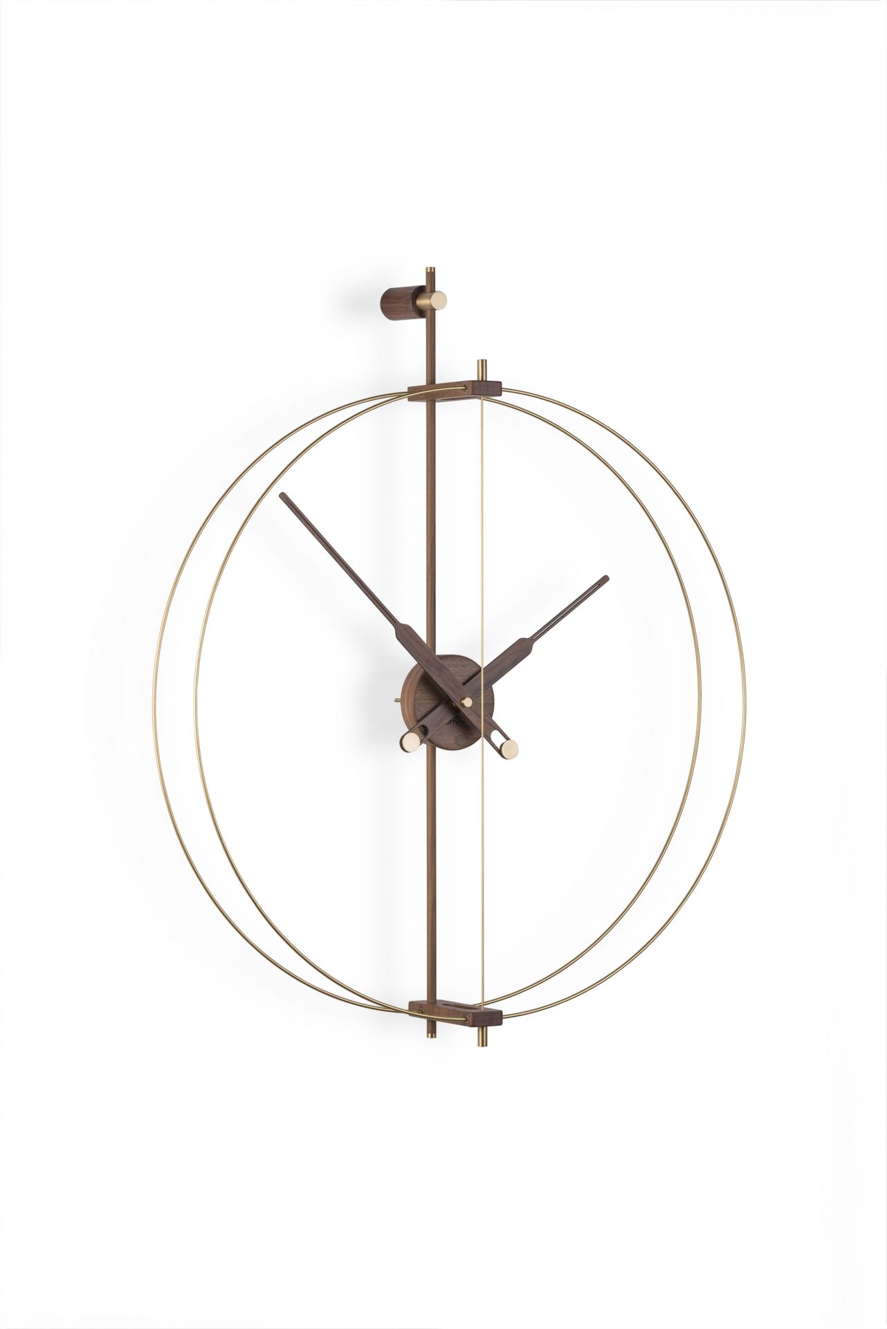 Nomon Barcelona Gold Wanduhr, modernes Design mit goldenem Rahmen und Holzdetails.