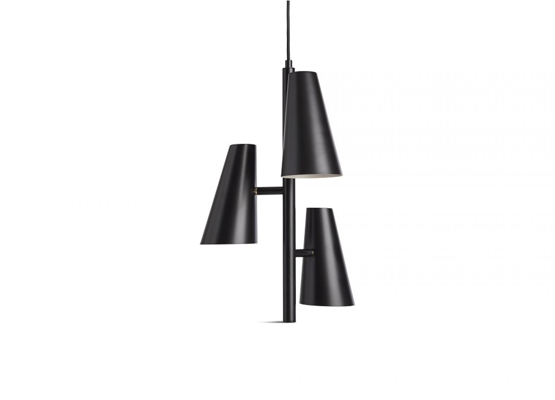 Schwarze Cono Pendelleuchte von Woud mit drei konischen Lampenschirmen für moderne Innenräume.