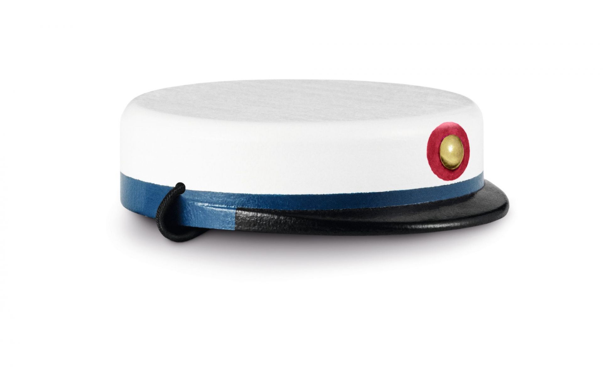 Alt-Text: Kay Bojesen Studentenmütze, weiße Mütze mit blauem Band und schwarzem Schirm.