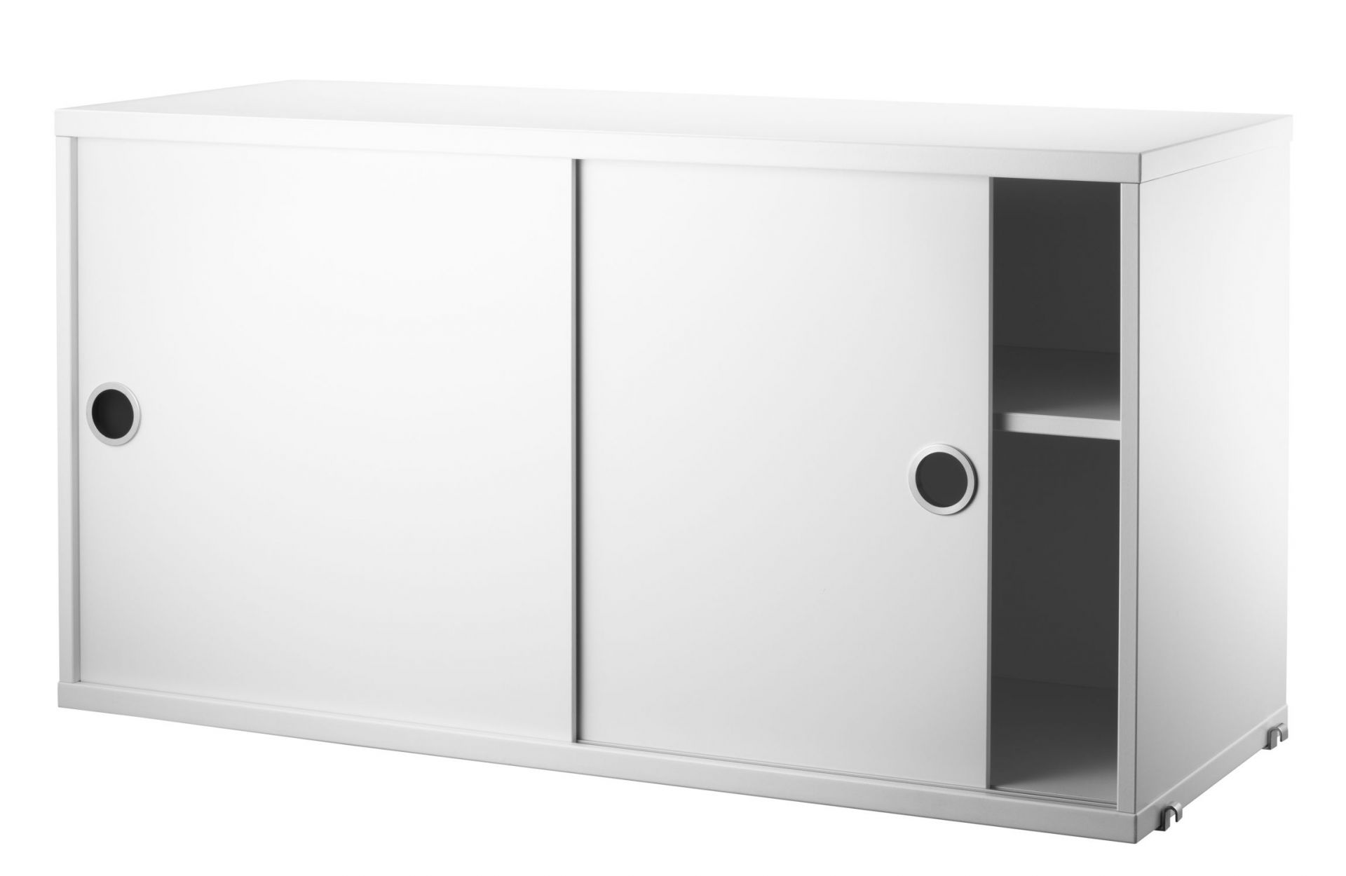 Weißes String Furniture Schrankelement mit Schiebetüren, teilweise geöffnet, mit Regalboden.