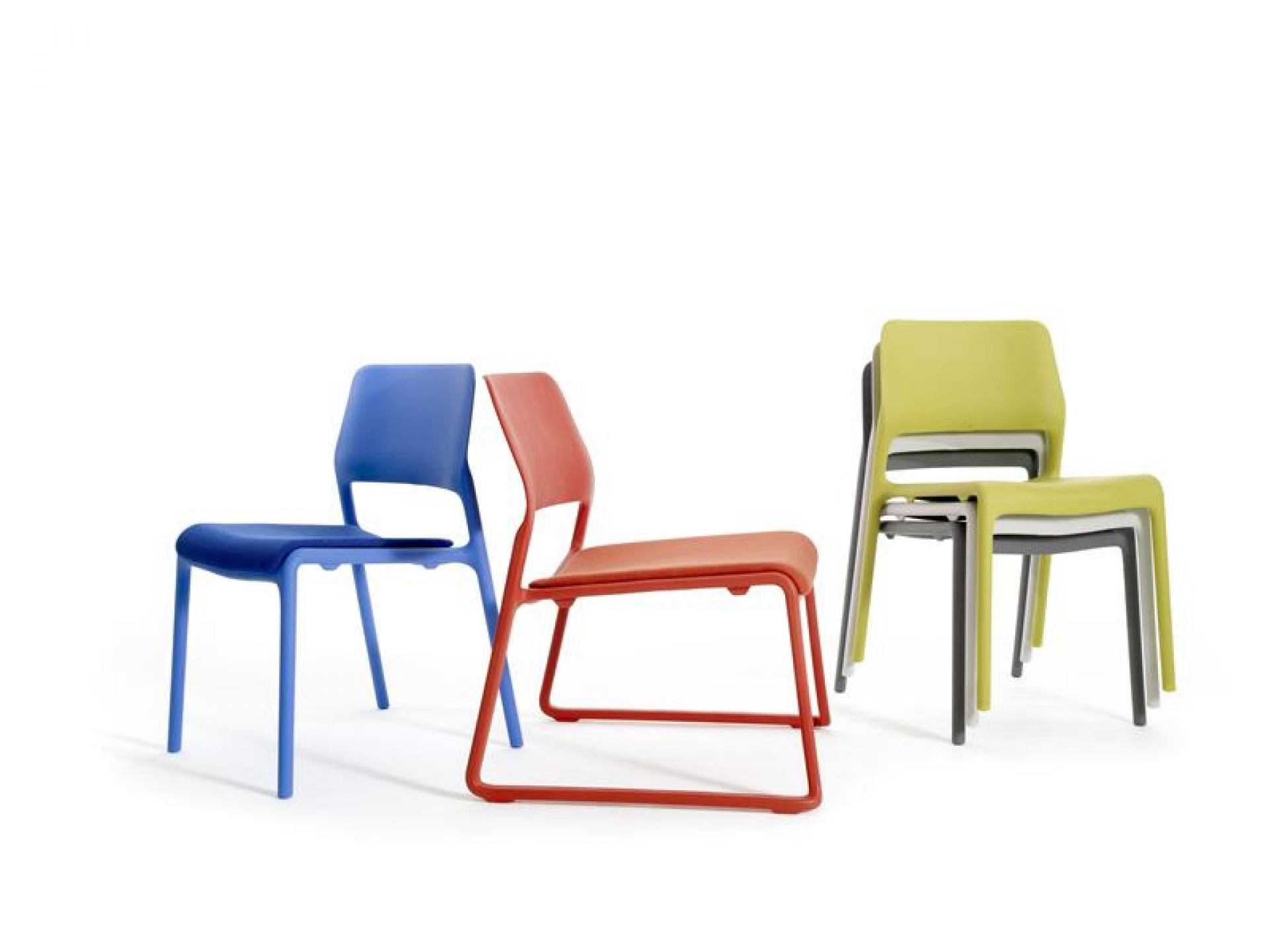 Spark Lounge Stuhl OUTDOOR von Knoll International in Blau, Rot und gestapelt in Grün.