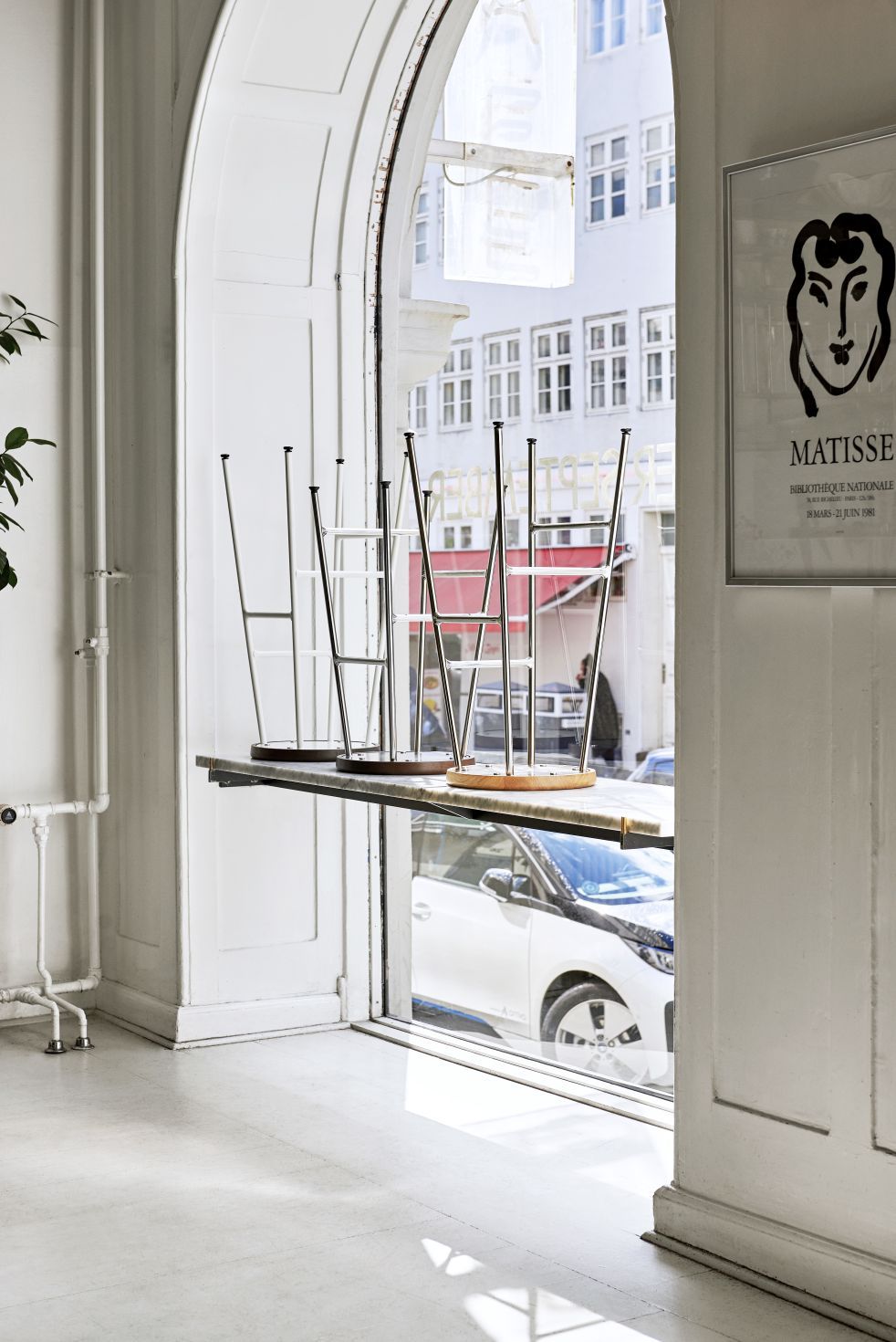 Umgedrehte Cornet Barhocker von Hay mit Holzfuß und Metallgestell, niedrige Ausführung, in einem Schaufenster.