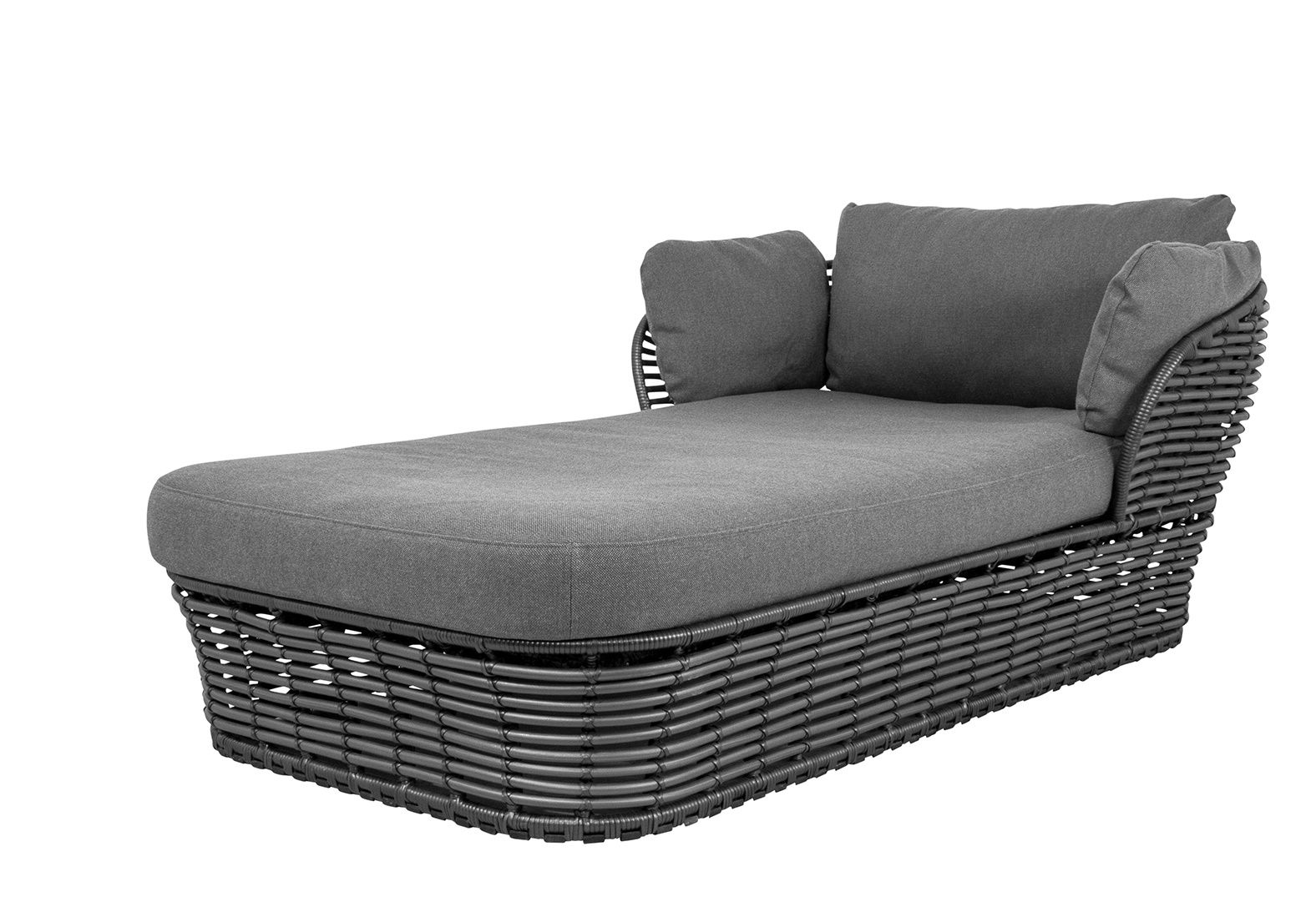 Graphitgraues Cane-Line Basket Daybed mit grauen Kissen für den Außenbereich. Gartenmöbel Lounge.