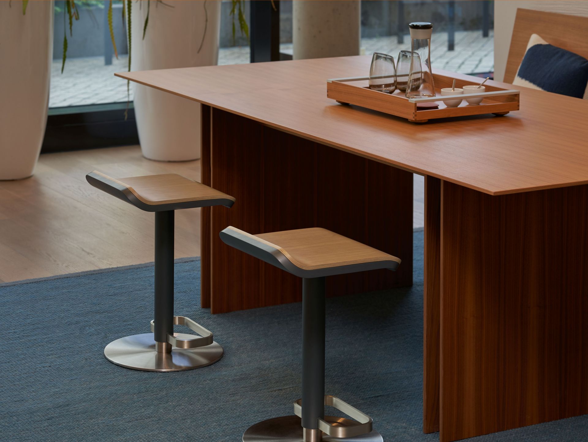 ED Barhocker von Moree: Höhenverstellbarer Hocker mit Eiche Sitz und Edelstahl/anthrazit Gestell.