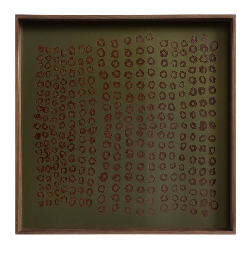 Quadratisches Ethnicraft Tablett "Second Nature Trays" in Olivgrün mit braunem Punktmuster und Holzrahmen.