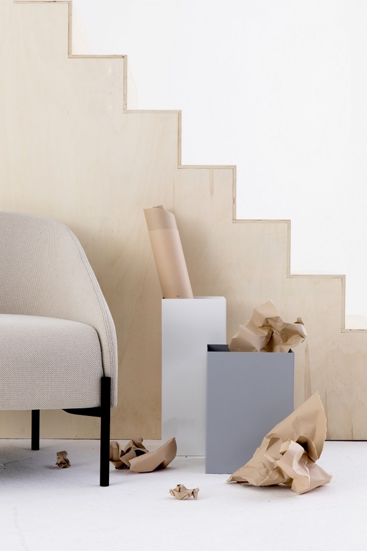 Quadratischer Papierkorb von Cascando in Grau und Weiß, gefüllt mit zerknittertem Papier.