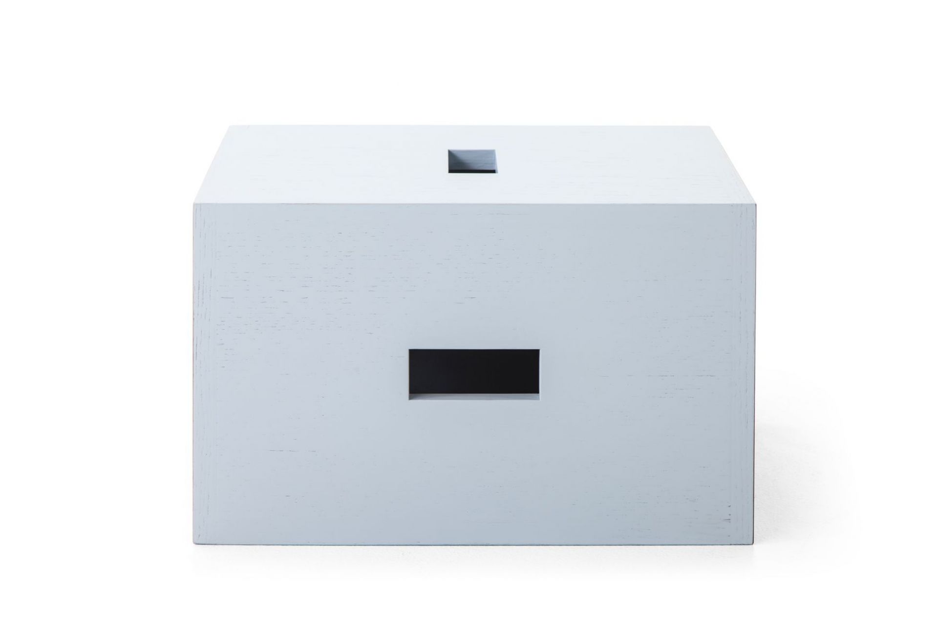 Weißer LC14 Tabouret Hocker von Cassina, kubische Form mit rechteckigen Öffnungen.