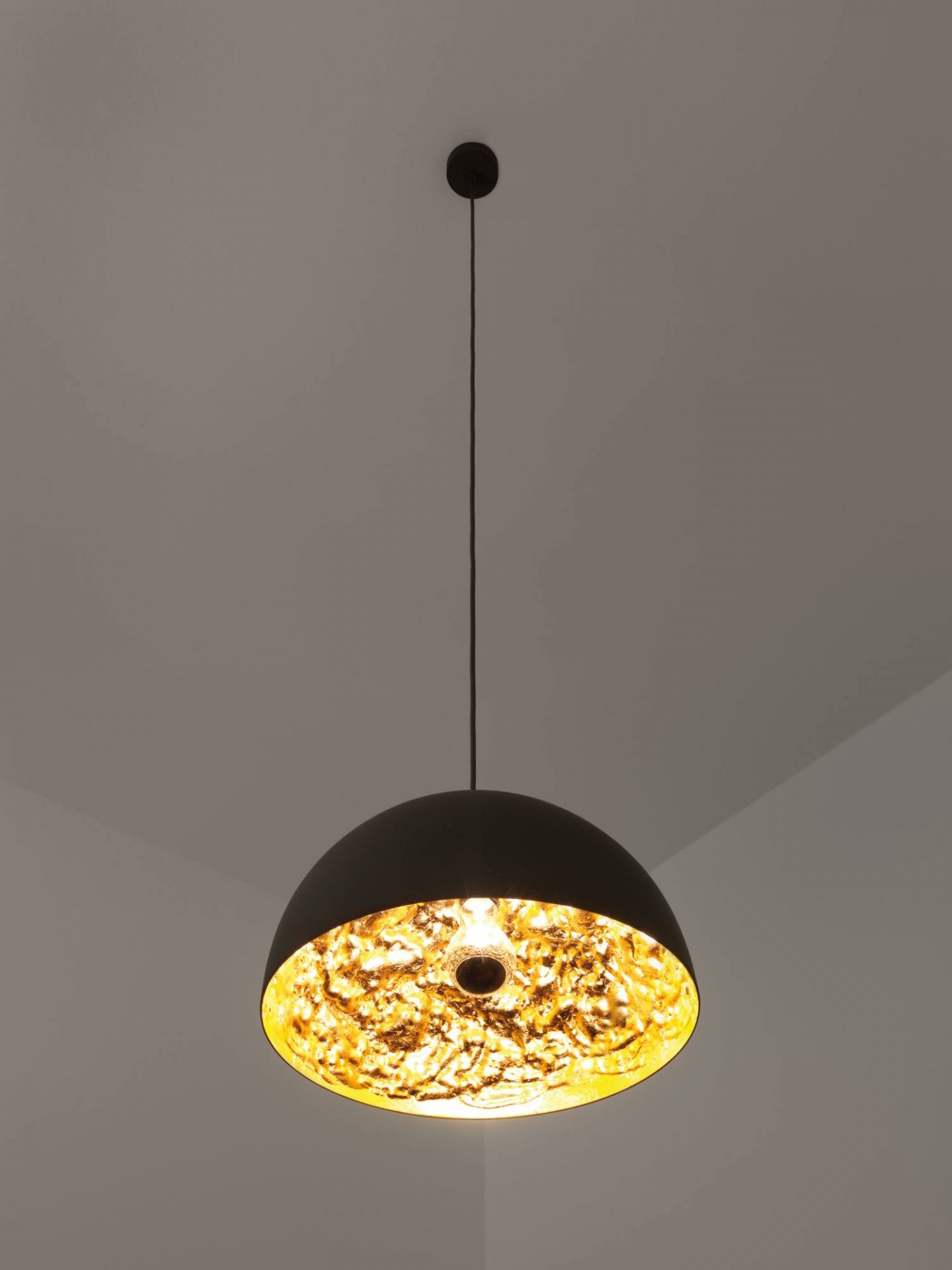 Stchu-Moon 02 Hängeleuchte von Catellani & Smith: Schwarze Hängelampe mit goldener Innenseite und warmem Licht.