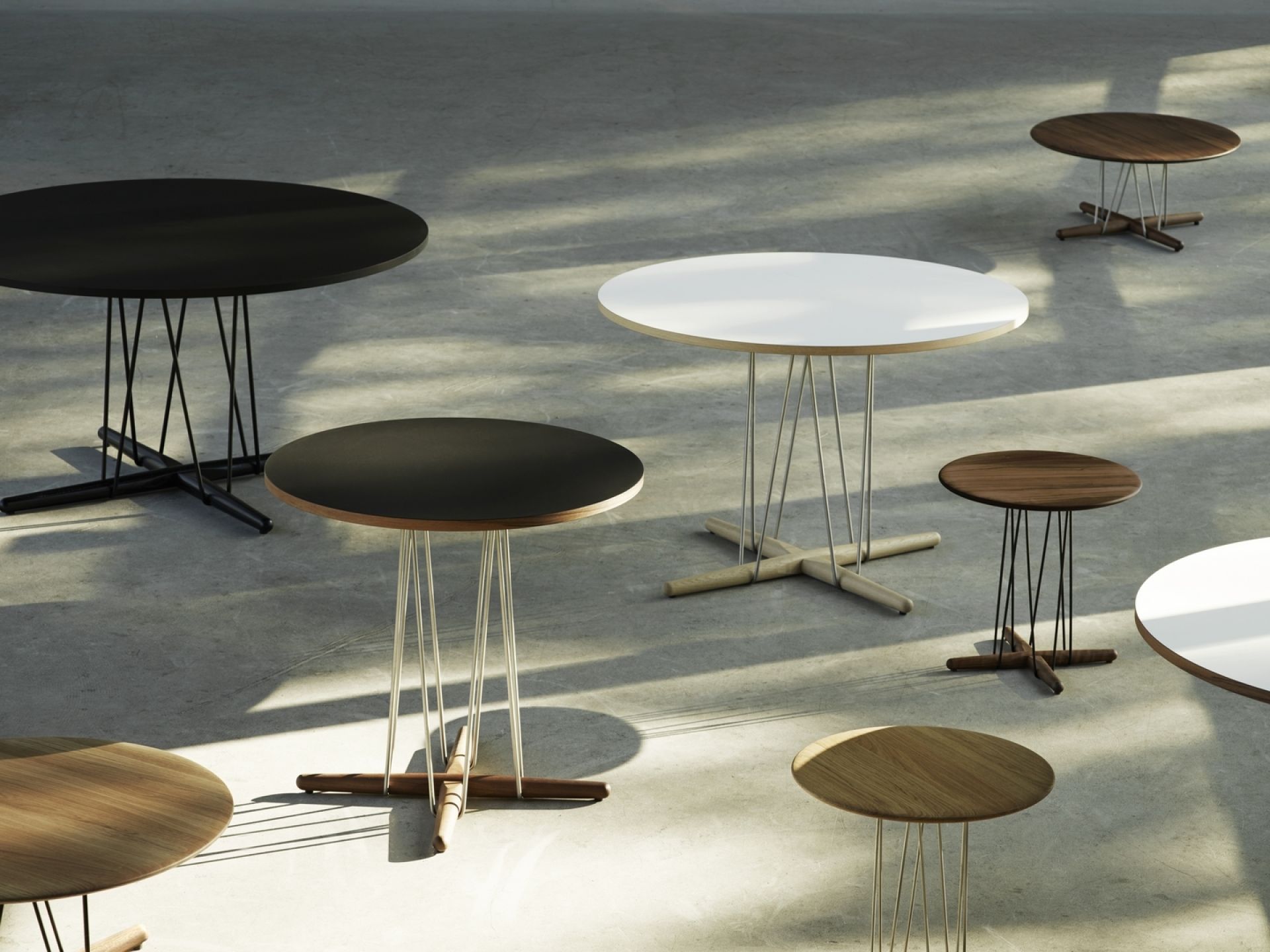 E020 Embrace Tisch von Carl Hansen & Søn: Runde Tische aus Eiche in verschiedenen Farben.