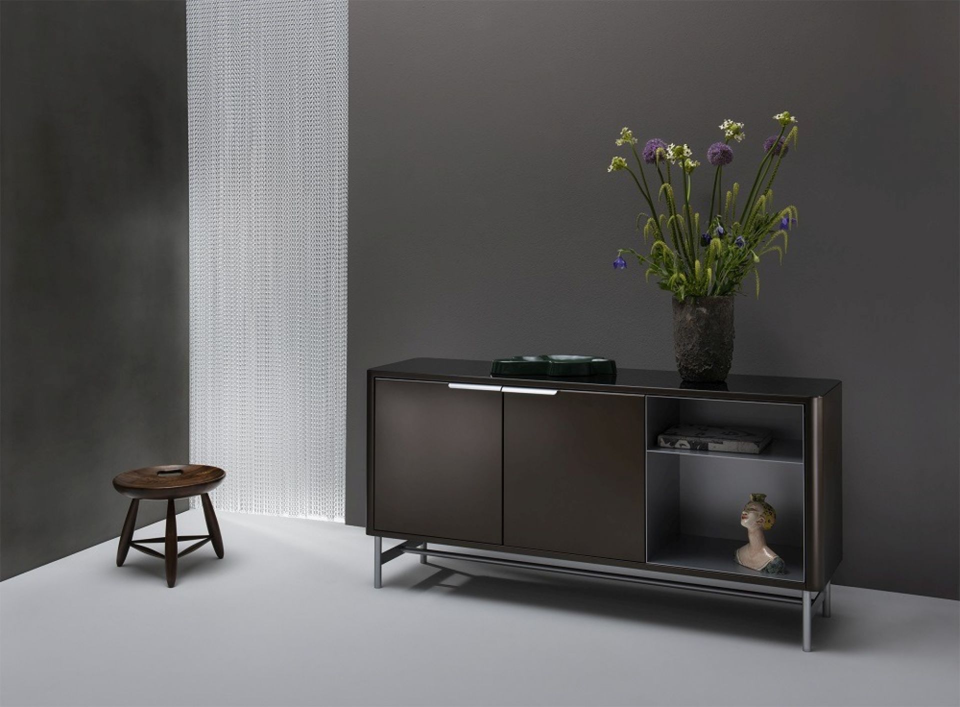 New Classic Line Sideboard S50 in Dunkelbronze von Müller Möbelfabrikation mit Deko.