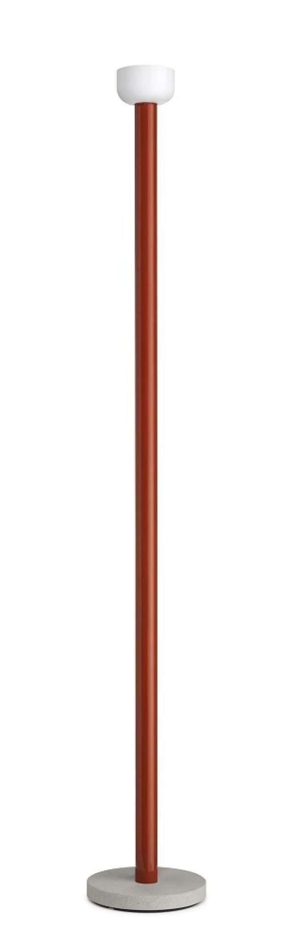 Bellhop Floor Stehleuchte von Flos: Moderne Stehlampe mit braunem Schaft und weißem Lampenschirm.