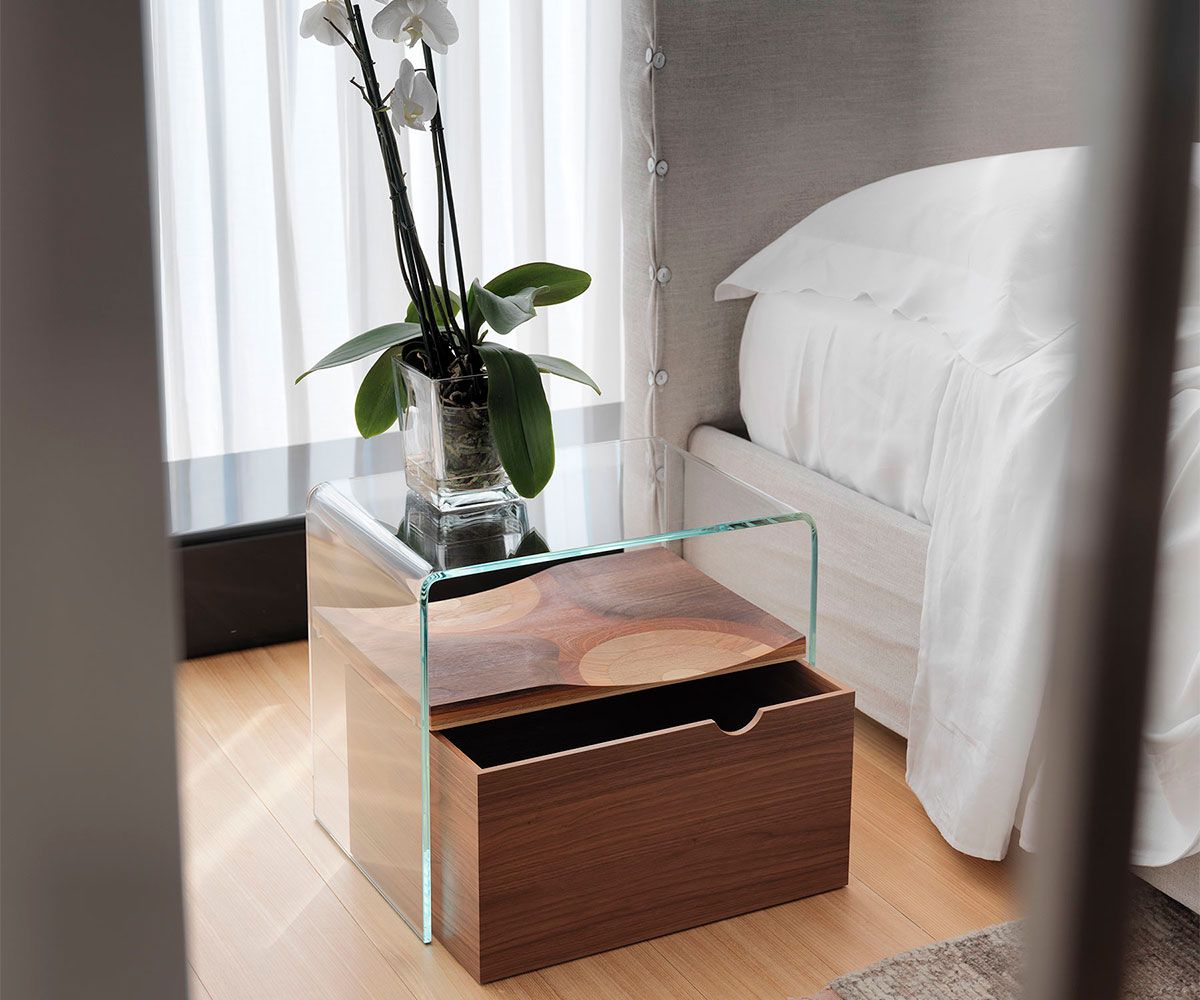 Bifronte Nachttisch von Casamania Horm: Moderner Nachttisch mit Glasplatte und Holzschublade in Natur/Weiß.