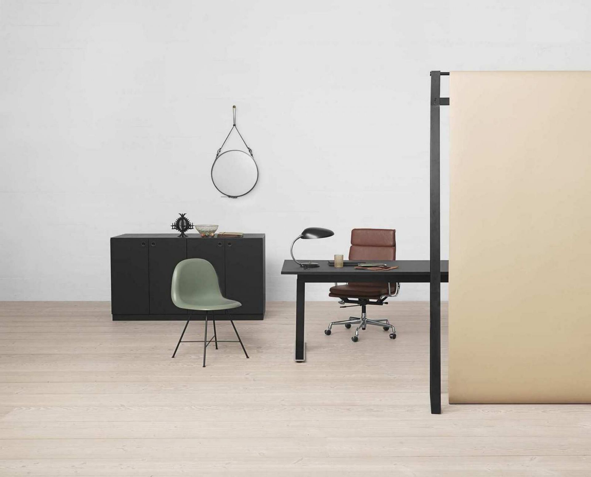 Adnet Circular Wandspiegel Braun Ø 45 cm Gubi