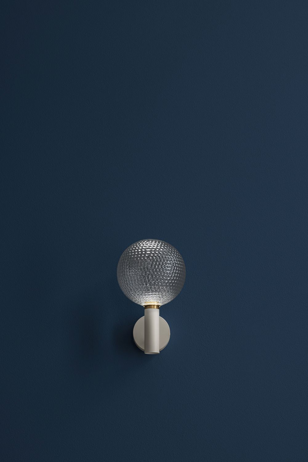 Nahaufnahme der Par 18 Wandleuchte von Catellani & Smith mit strukturierter Glaskugel.