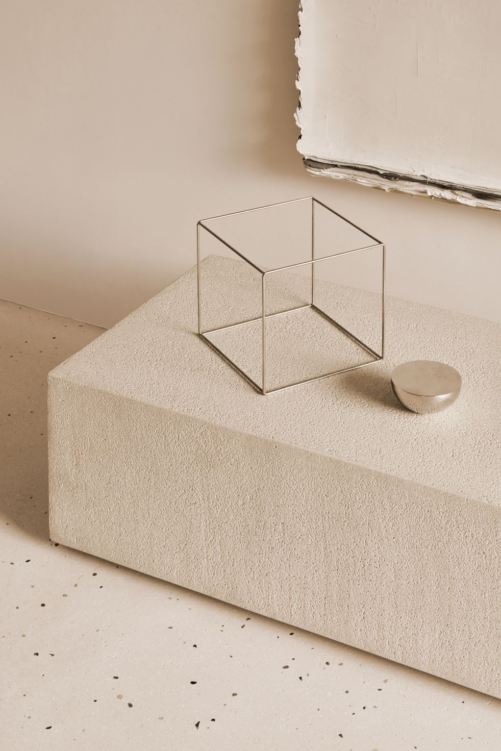 Detailaufnahme: Ethnicraft Bodenregal, minimalistisches Design mit Metallkubus und Schale auf beigem Untergrund.