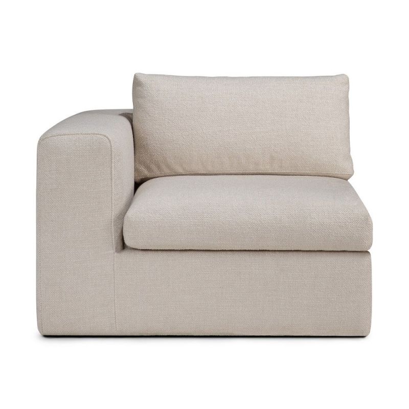 Nahaufnahme des Mellow Sofa Elements mit linker Armlehne in Elfenbeinfarbenem Stoff von Ethnicraft.