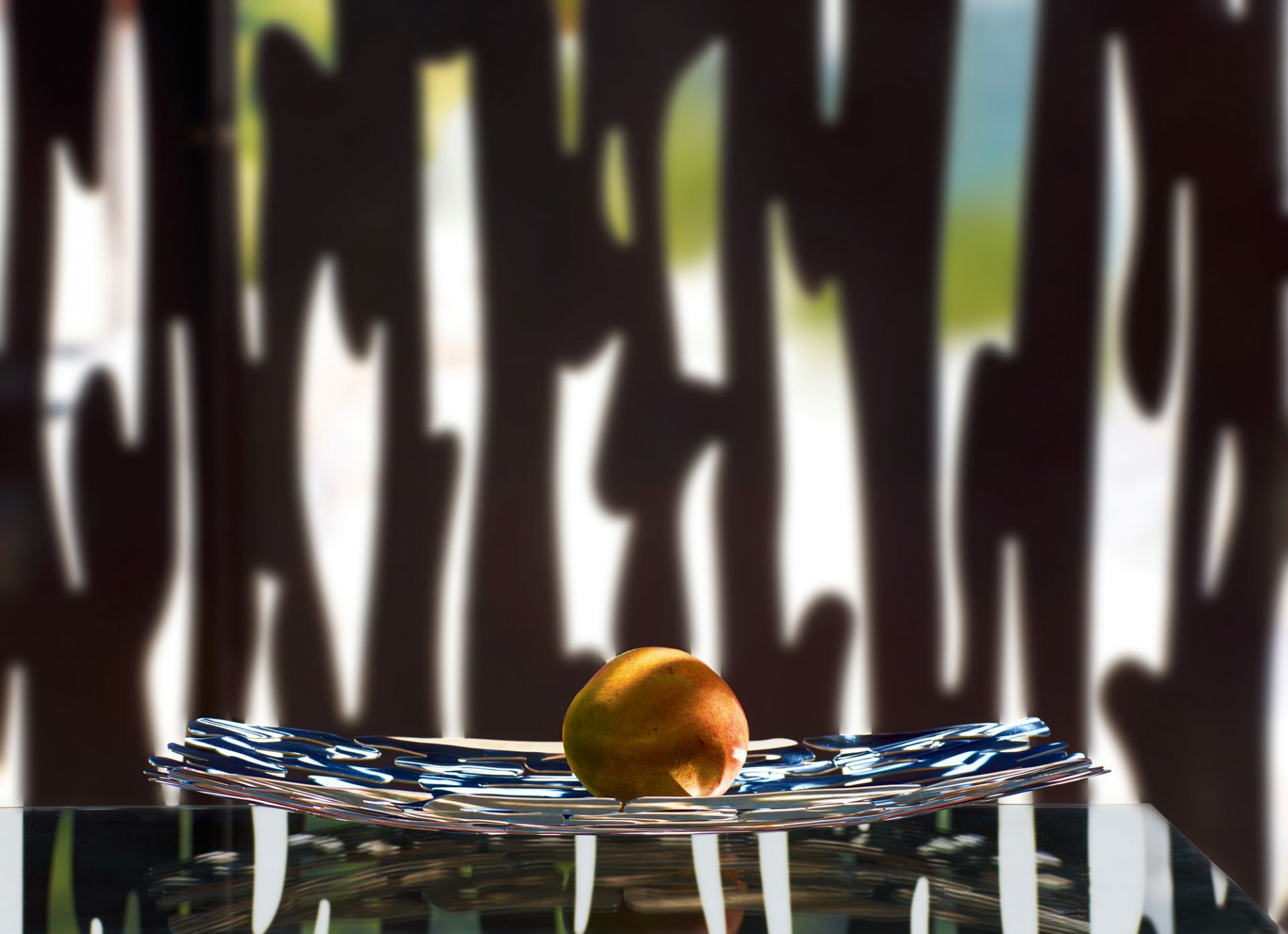 Alessi Bark Tafelaufsatz mit Frucht, dekorative Schale aus Stahl, modernes Design für Tischdekoration.