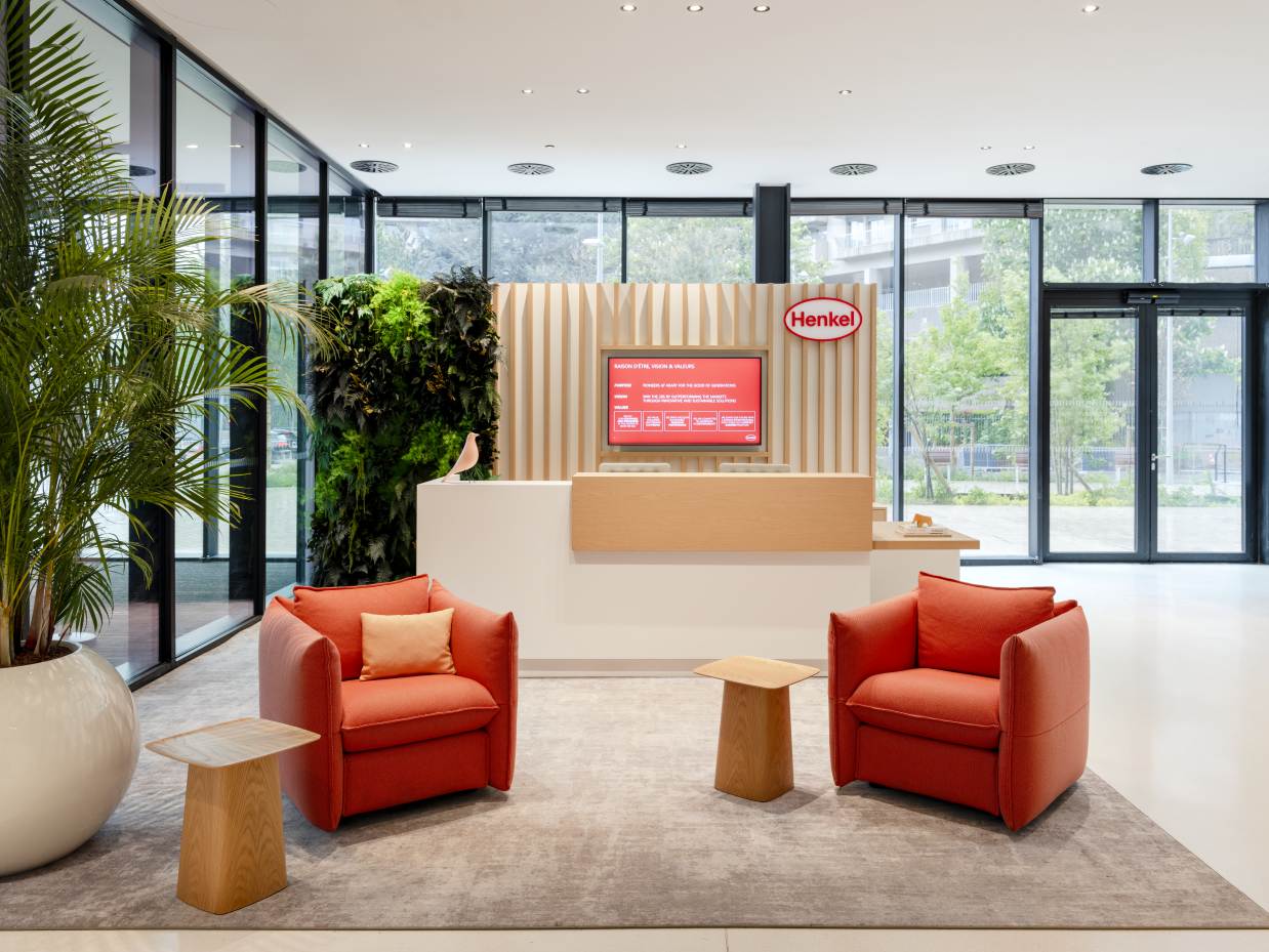 Roter Mariposa Club Sessel von Vitra mit Armlehnen und Kissen, bequemer Design Sessel.