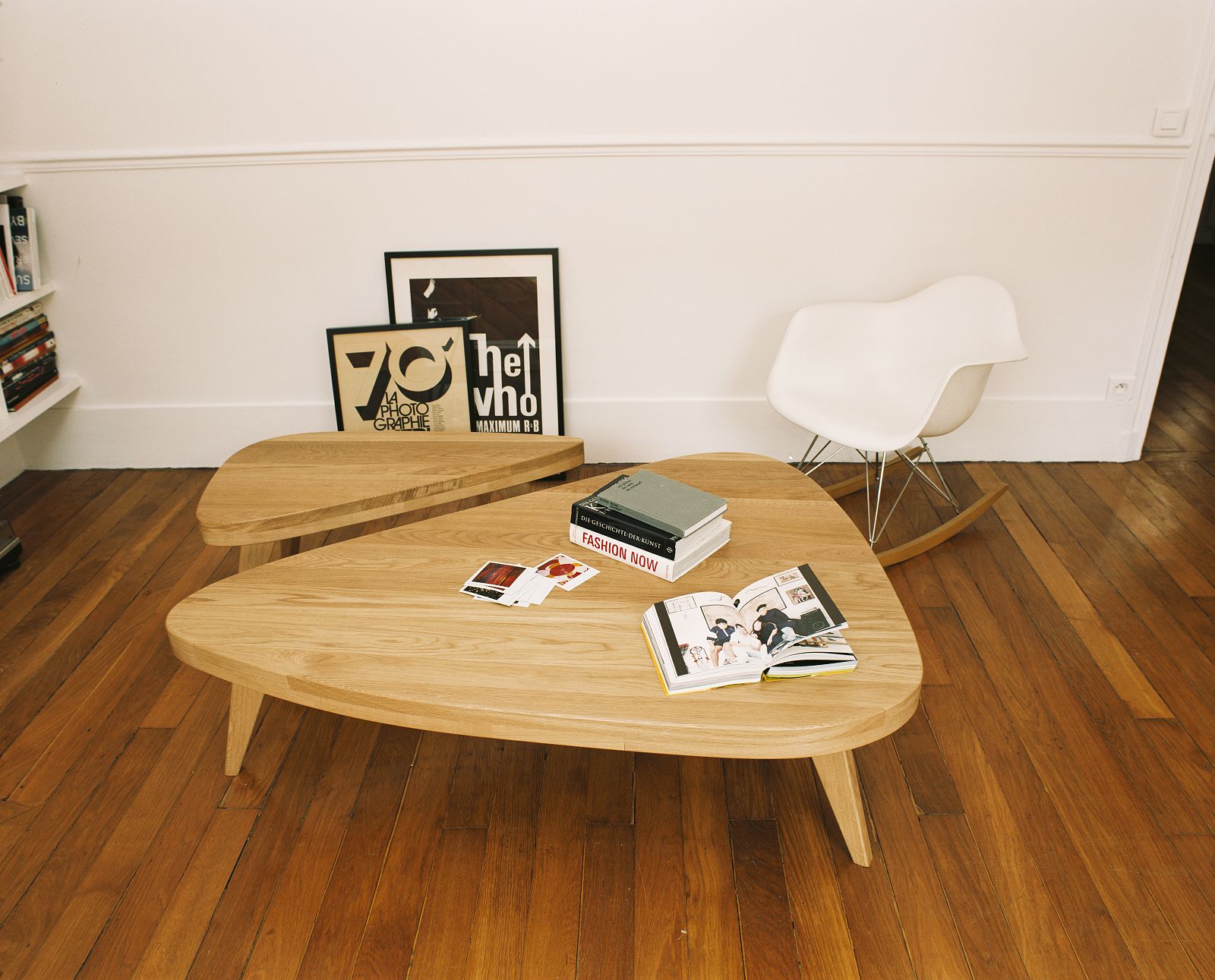 The Hansen Family Remix #3 Couchtisch Hans Hansen aus Eiche im Wohnzimmer mit Deko.