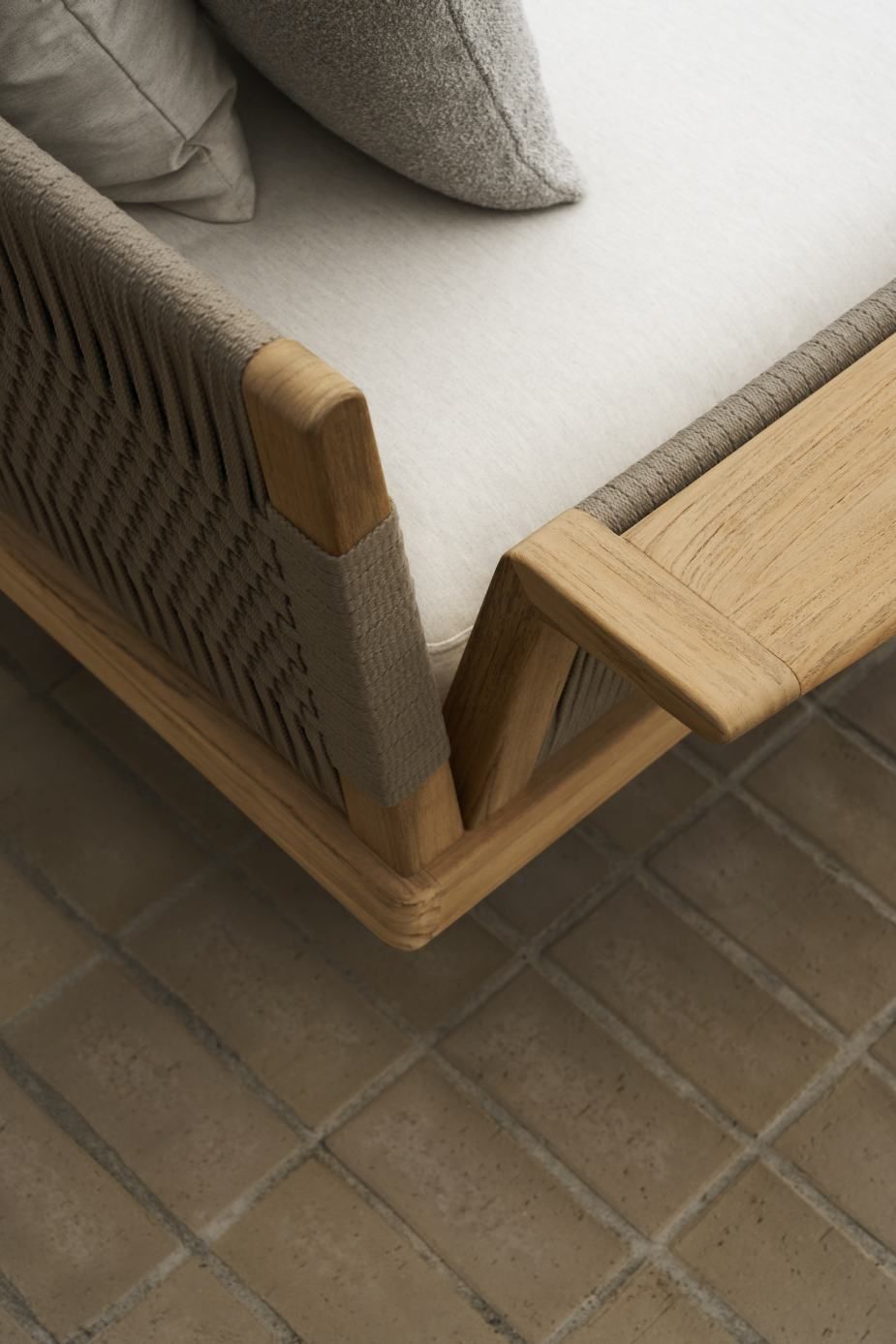 Detailaufnahme des Carl Hansen & Søn E530 Embrace Outdoor Sofa Moduls mit kurzer Rückenlehne.