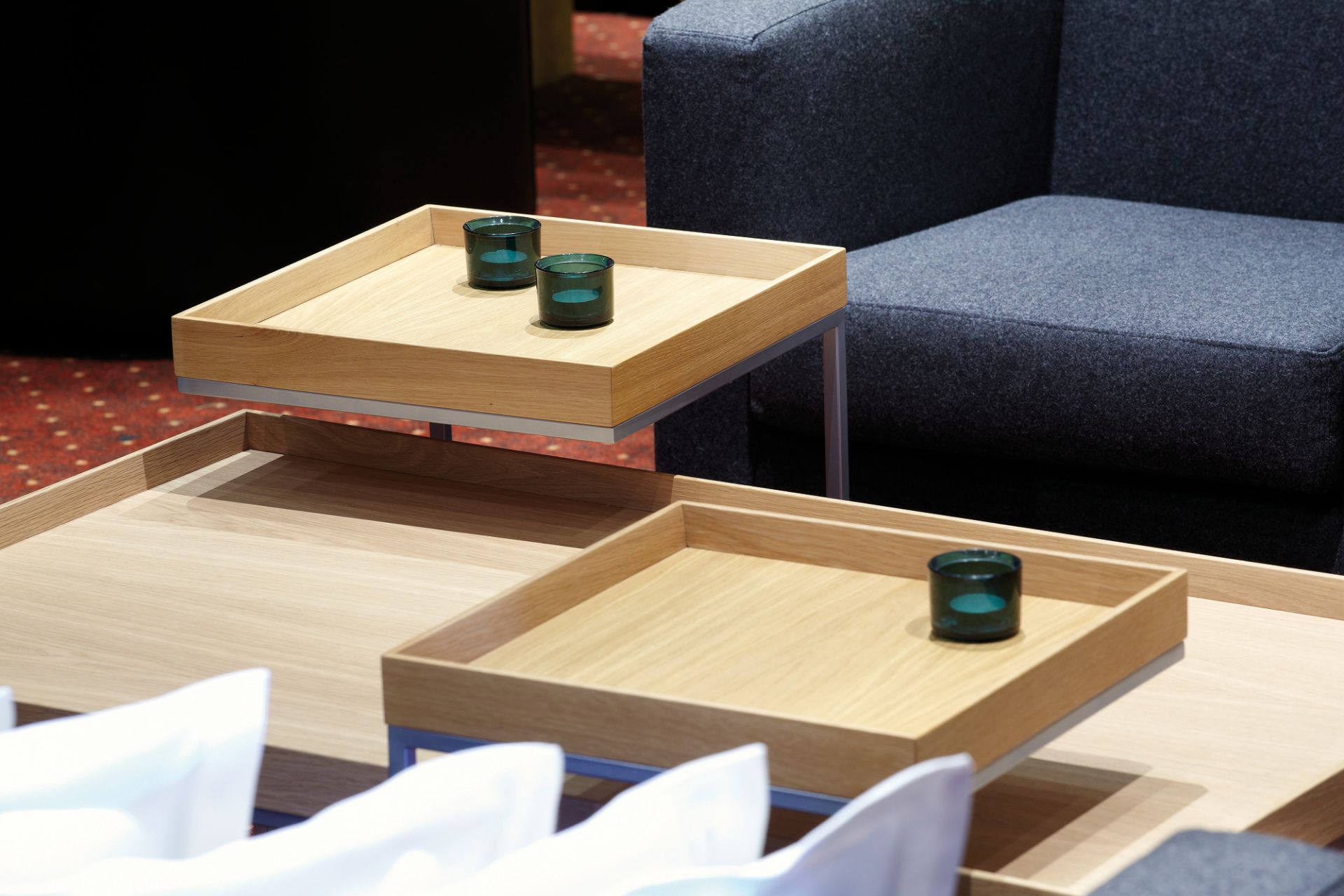 Pizzo Couchtisch Eiche von Jan Kurtz: Moderner, quadratischer Beistelltisch aus hellem Eichenholz mit Tablett-Design.