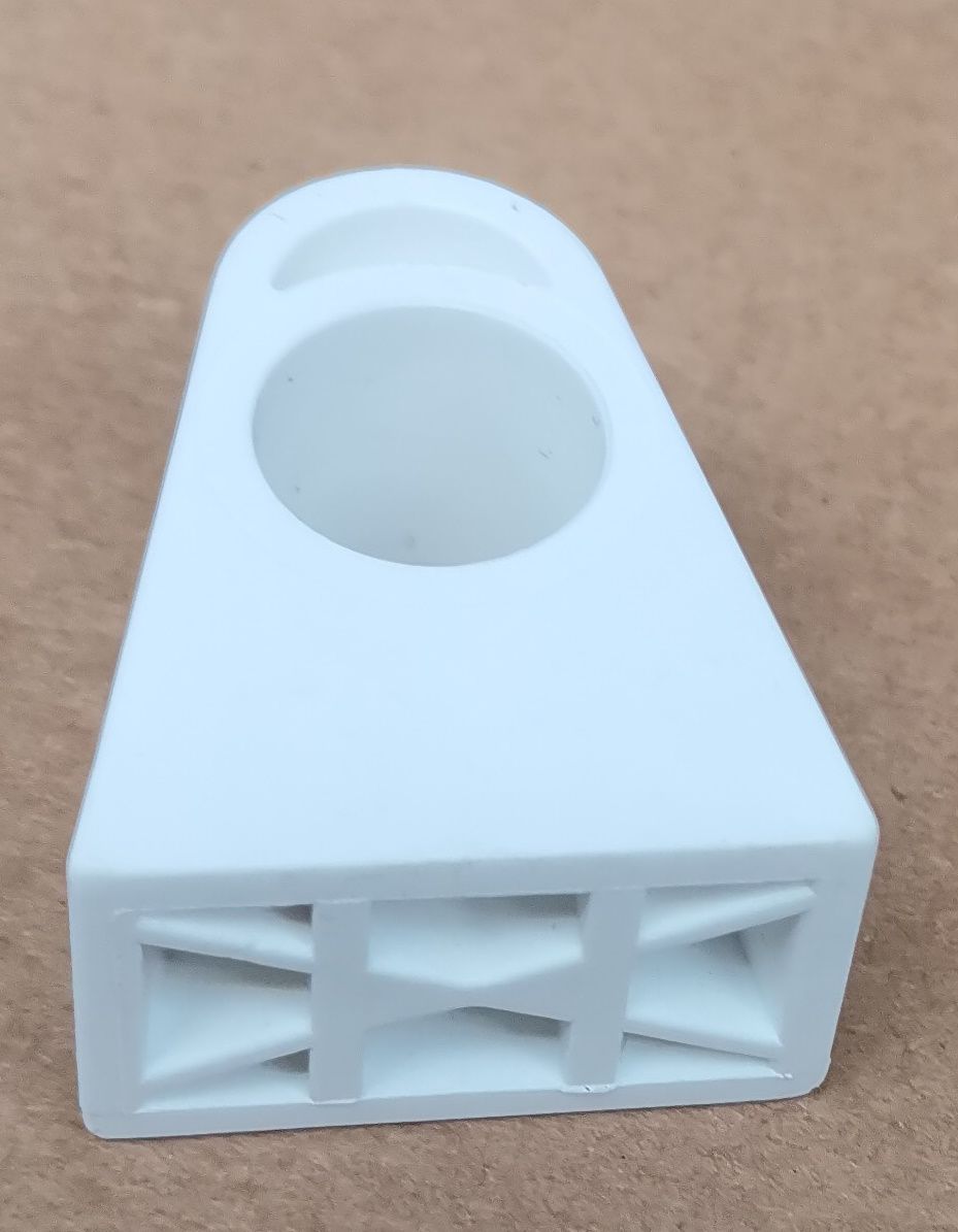 Weißer Gummipuffer / Abstandshalter für Fritz Hansen Siebener Stuhl, Detailaufnahme des Ersatzteils.