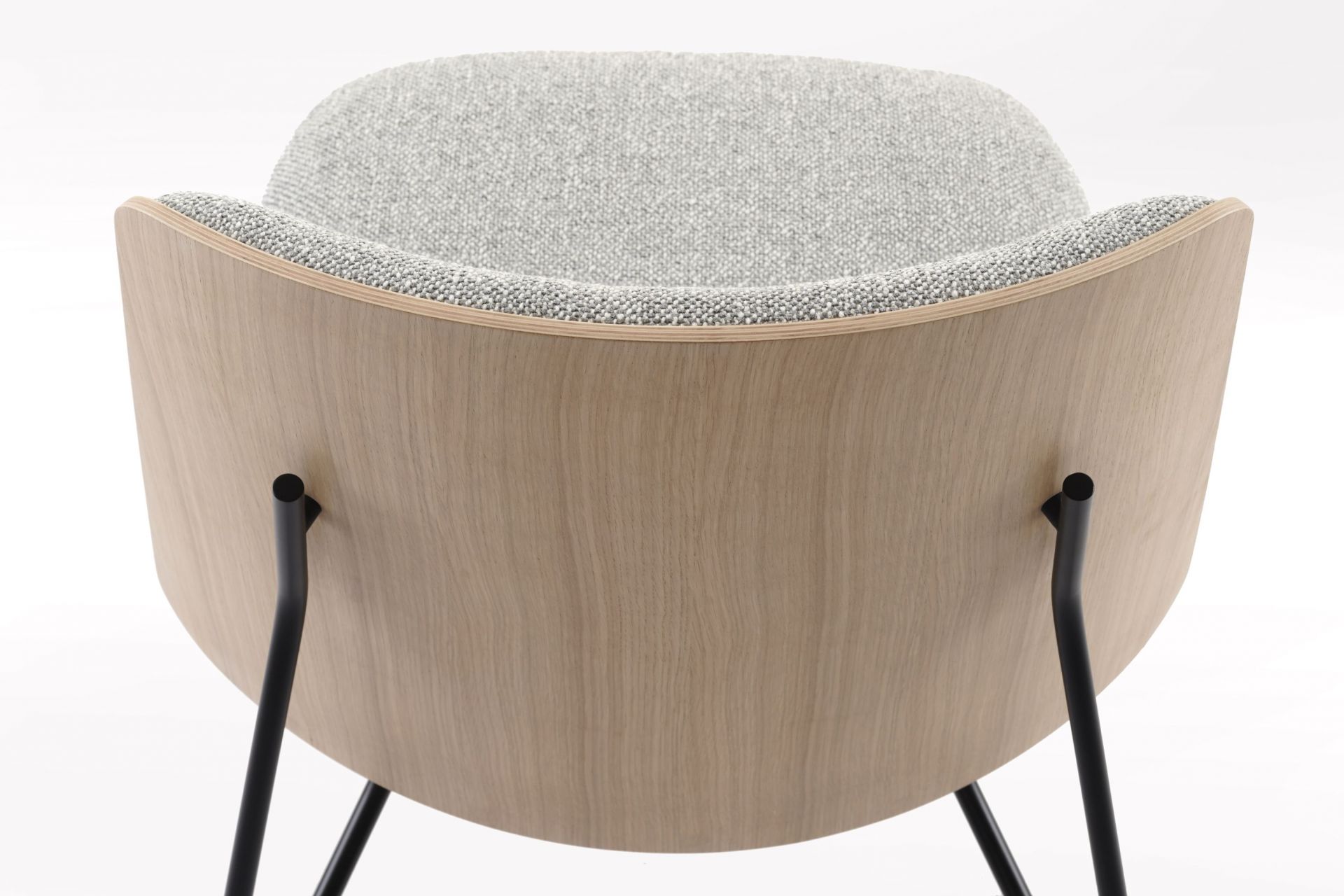 Rückansicht des Prostoria Tinker Sessels mit hellgrauem Stoffbezug und hellem Holzfurnier auf schwarzem Metallgestell.