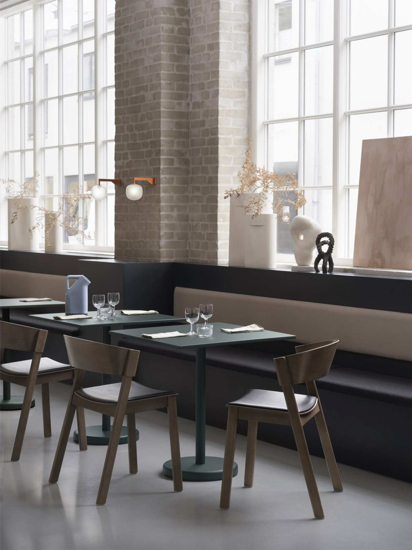 Mehrere Cover Side Chairs von Muuto in einem modernen Restaurant mit Tageslicht.