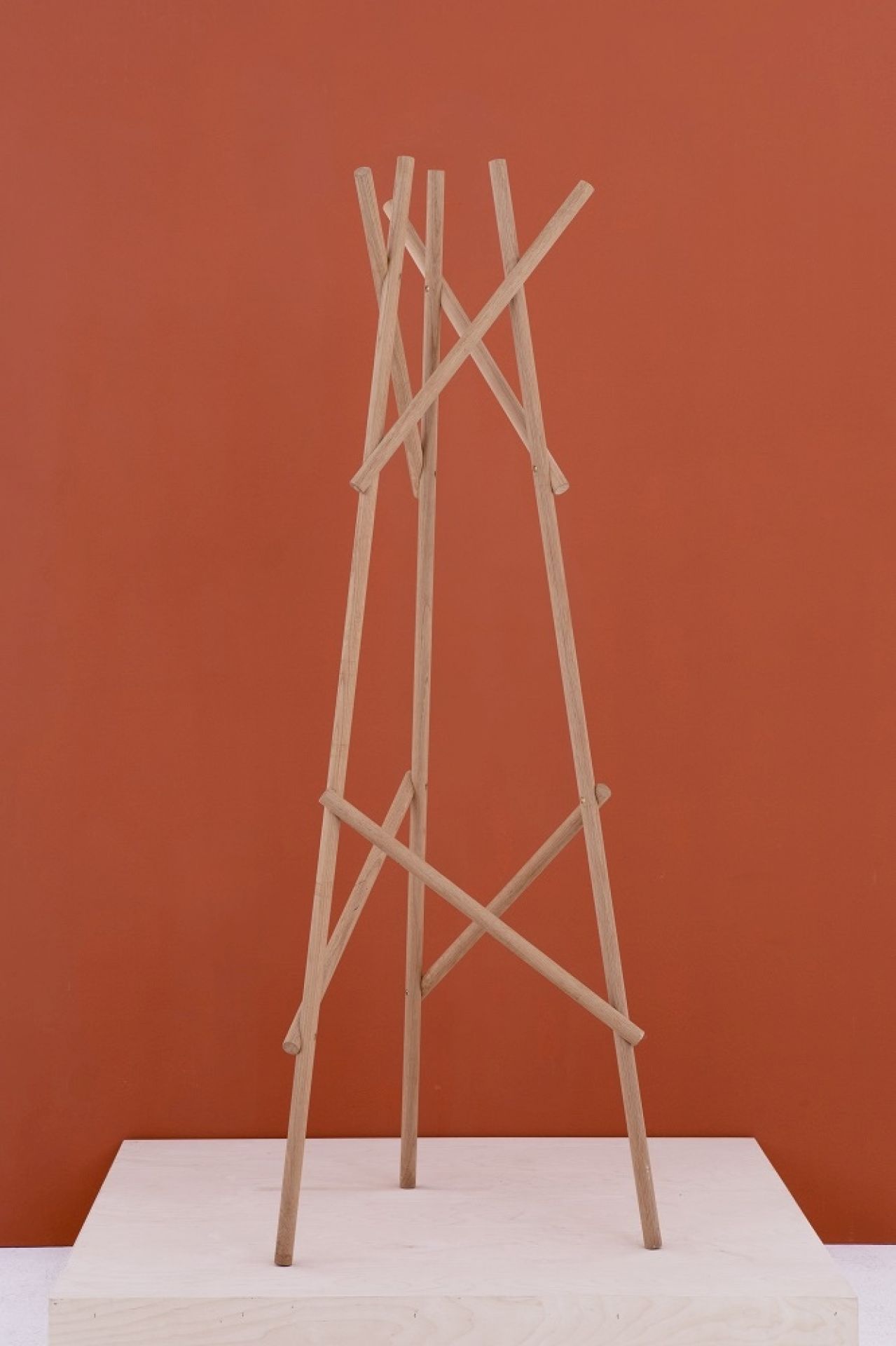 Kendo Garderobeständer aus Eiche Natur von Cascando: Moderner Holz-Garderobenständer für Flur und Büro.