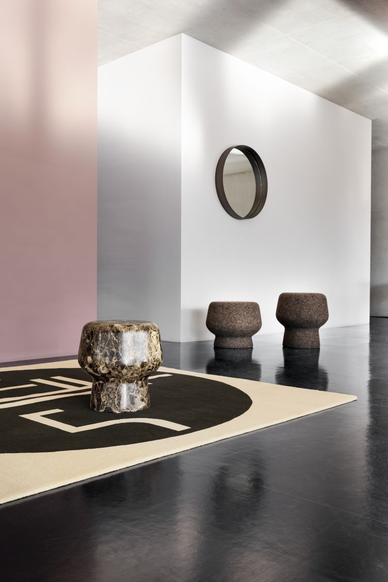 Corker Marmor Hocker/Beistelltisch Bianco Carrara von ClassiCon auf Teppich in modernem Interieur.