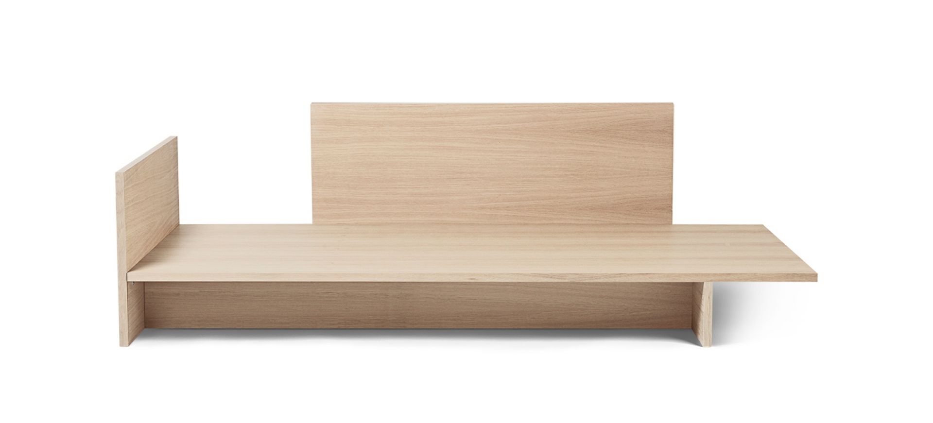 Kona Bett von Ferm Living aus hellem Eichenholz, modernes Design für Schlafzimmer.