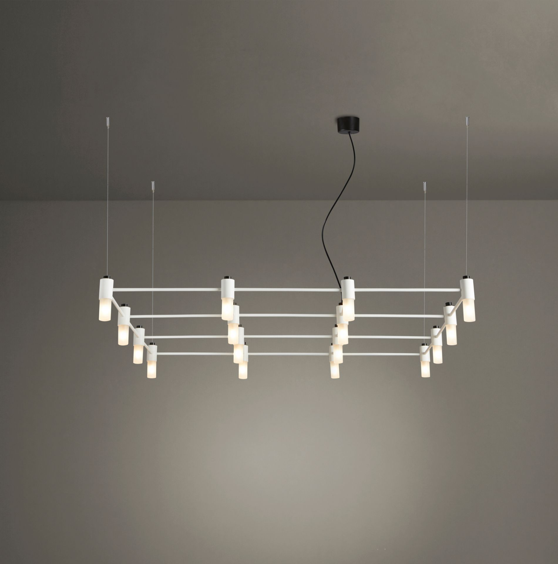 Tooy Quadrante Pendelleuchte: Moderne Hängelampe mit weißem Gestell und zylindrischen Leuchten.