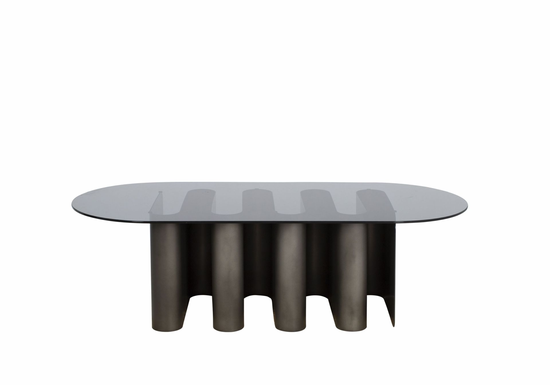 Tavolino2 Beistelltisch von Pulpo mit grauer Glasplatte und bronzefarbenem, zylindrischem Fuß auf weißem Hintergrund.