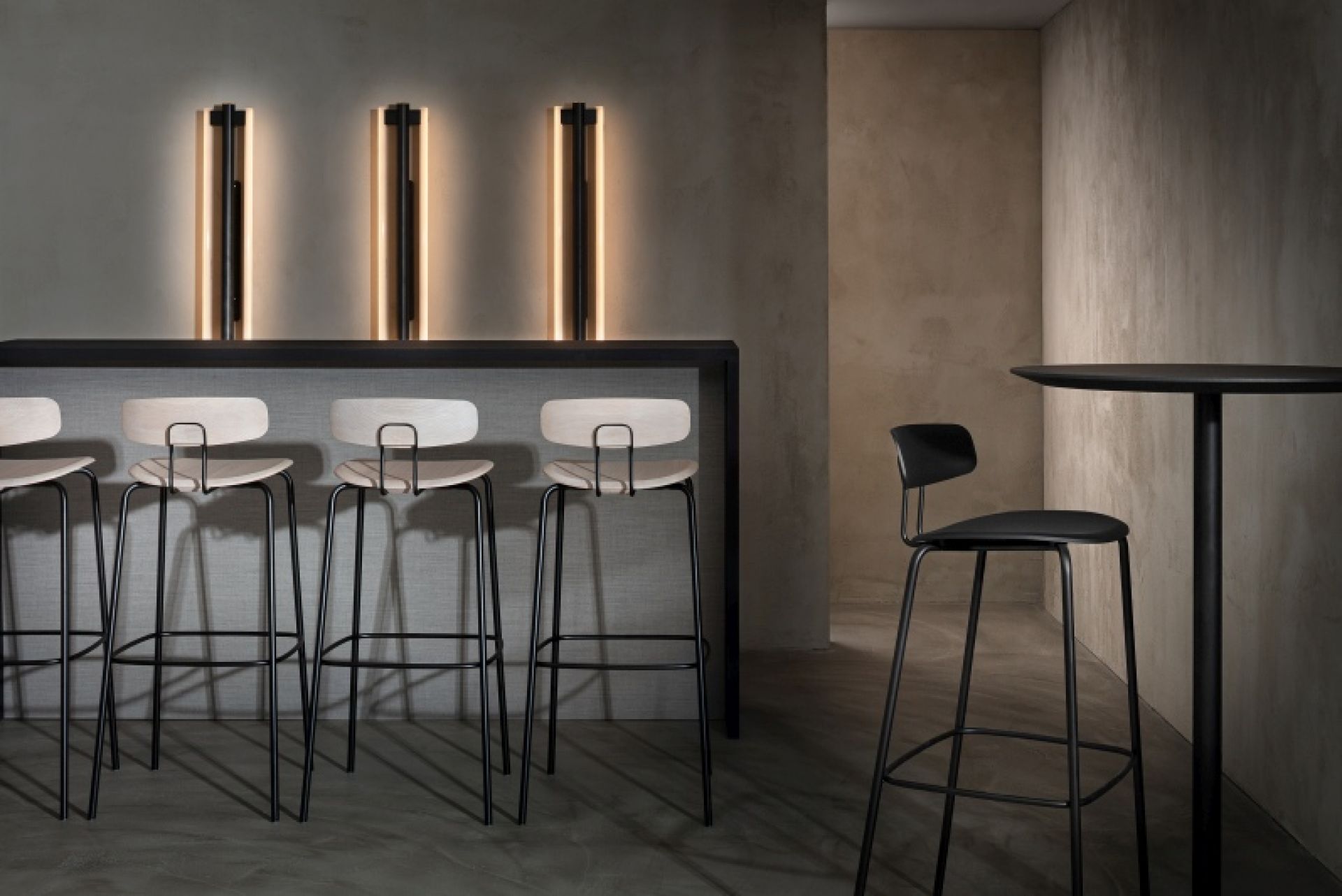 Vermu High Stehtisch Zeitraum mit Barhockern aus Holz und Metall, moderne Stehtisch-Lösung für Gastronomie und Büro.