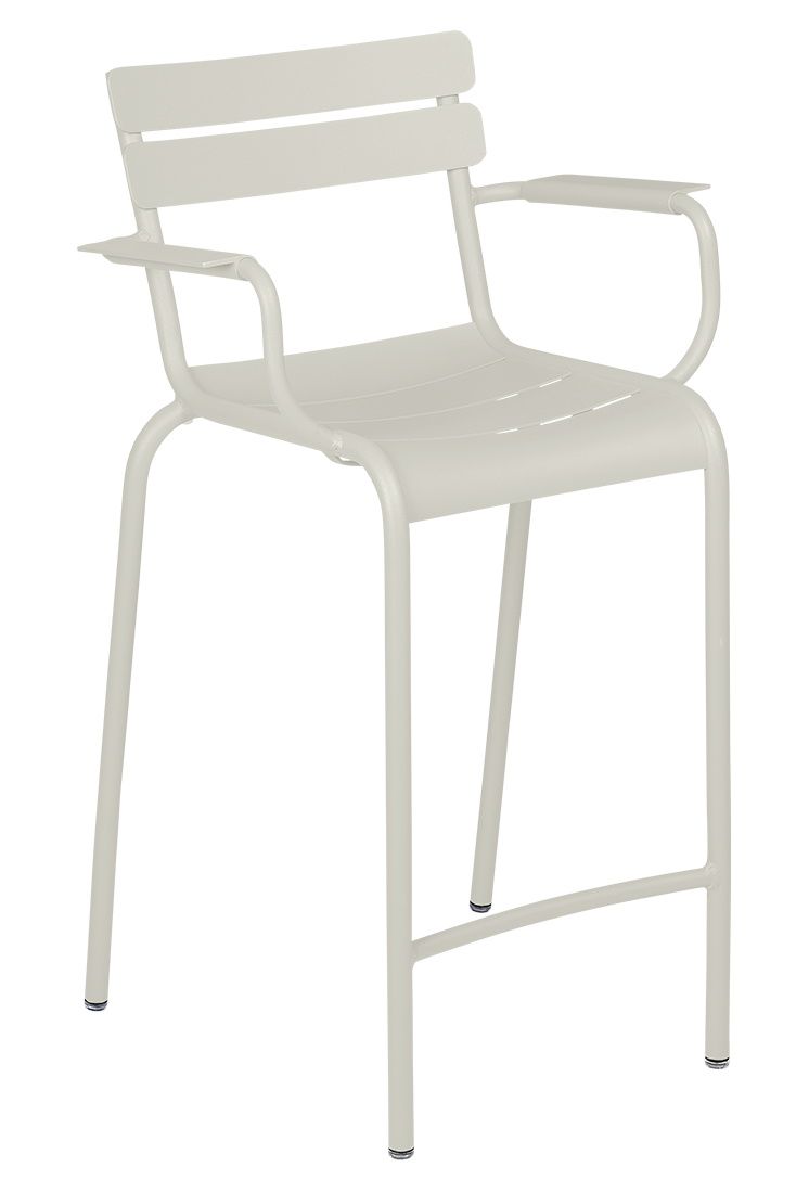Beiger Fermob Luxembourg Barhocker für den Außenbereich mit Armlehnen und hoher Sitzhöhe.