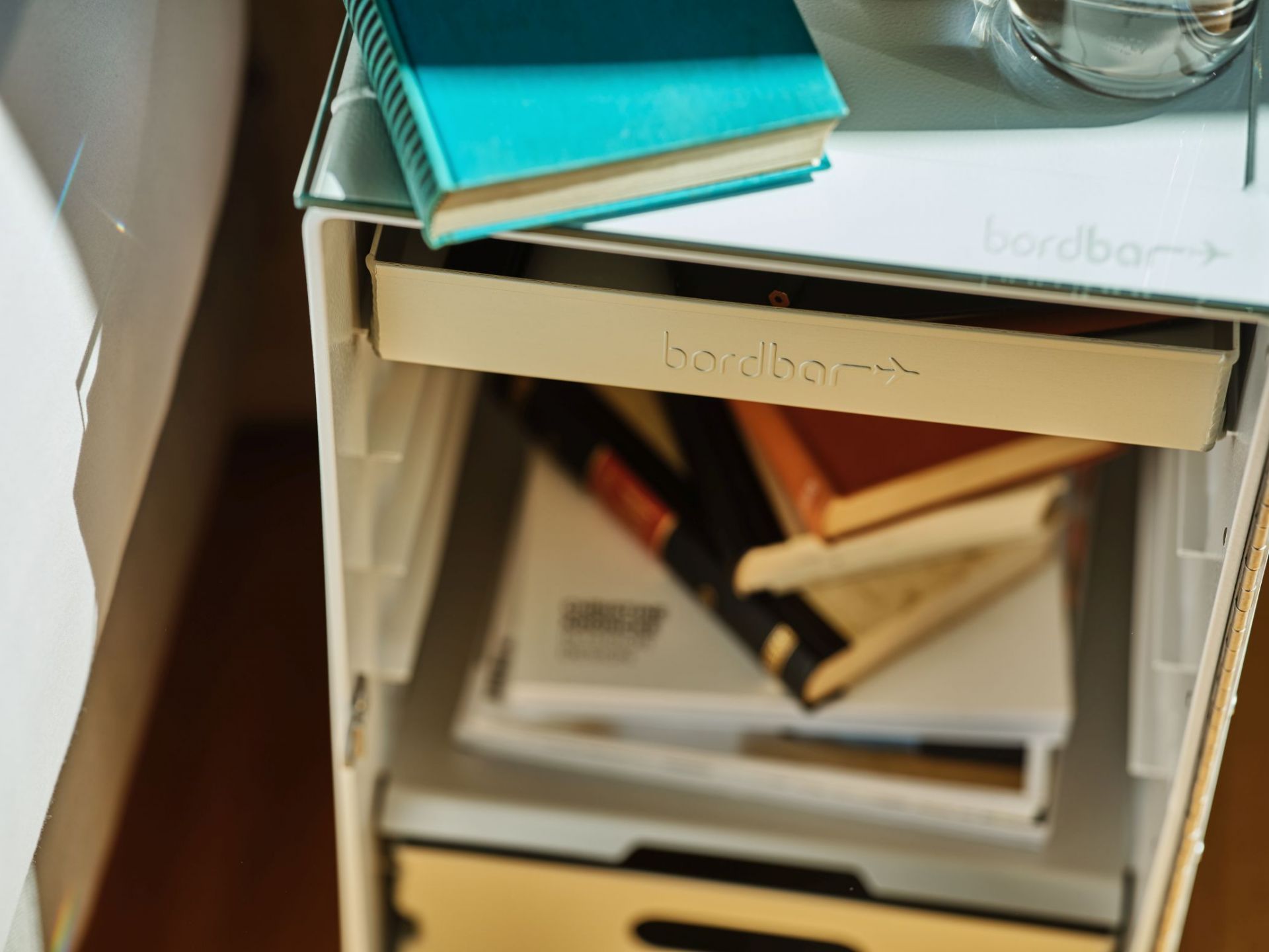 Box Nachttisch Equipment Set Zubehör Bordbar