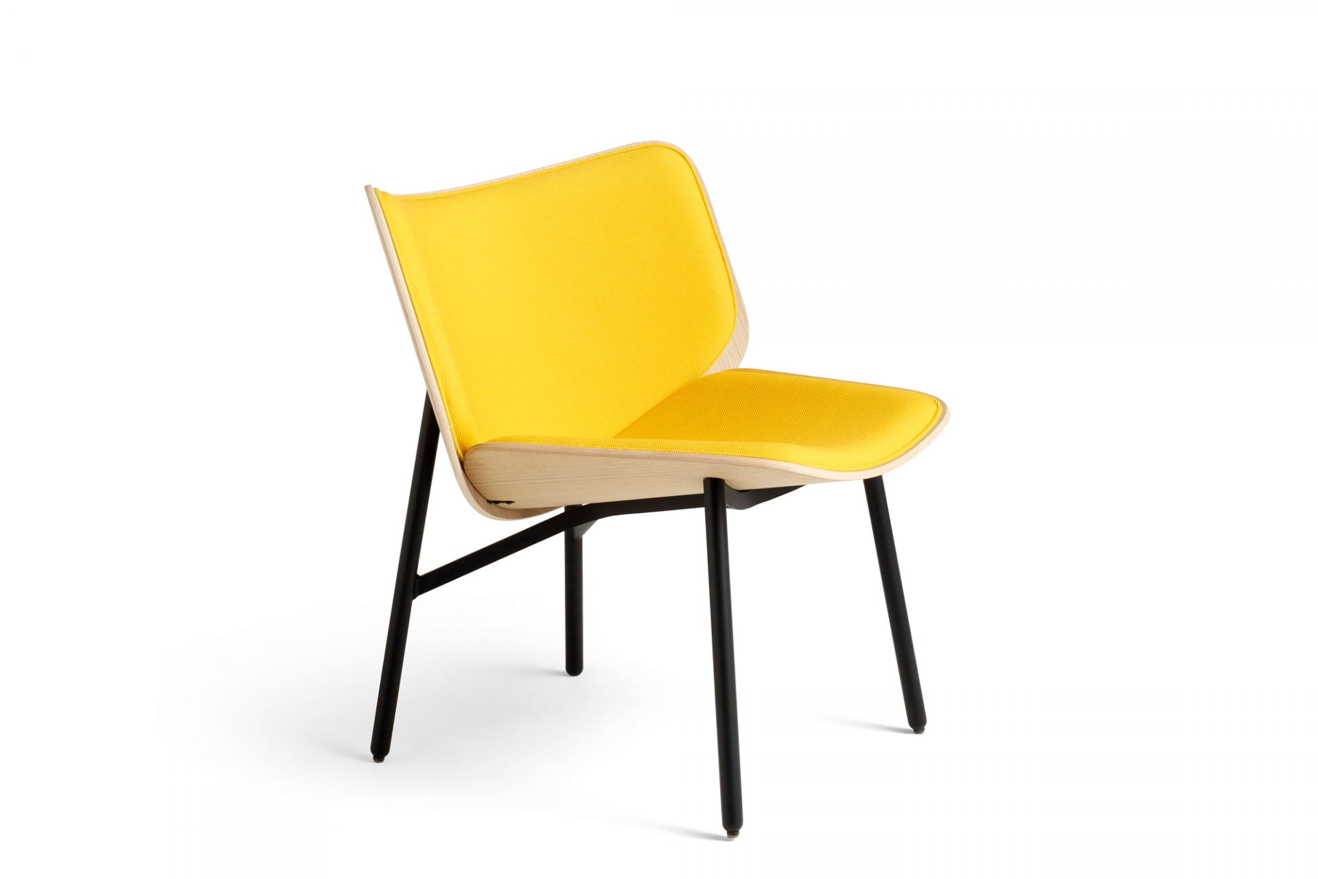 Gelber Hay Dapper Lounge Chair Sessel mit Holzrahmen und schwarzen Beinen.