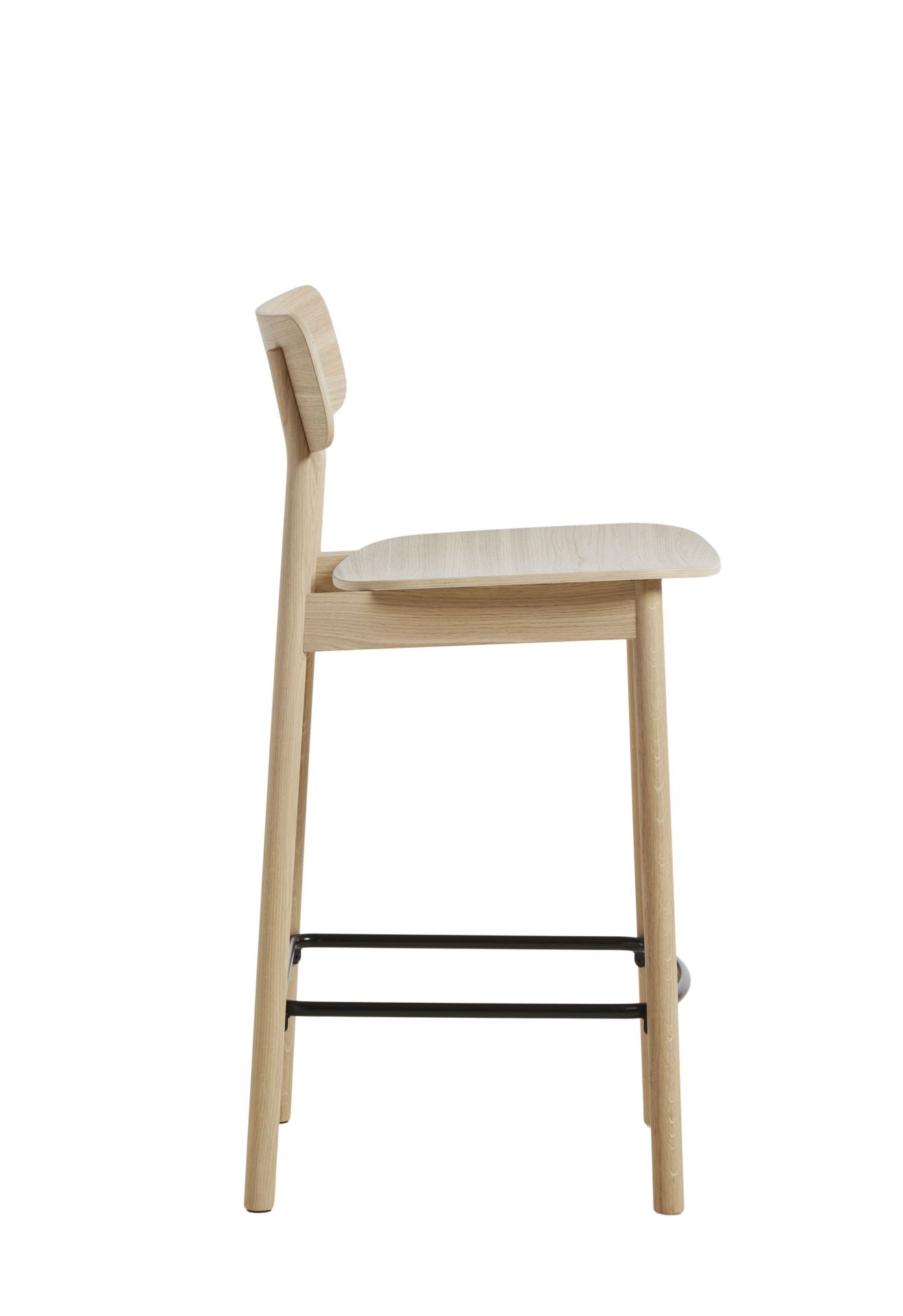 Soma Thekenstuhl von Woud, Eiche weiß pigmentiert, Seitenansicht. Moderner Barhocker aus Holz.