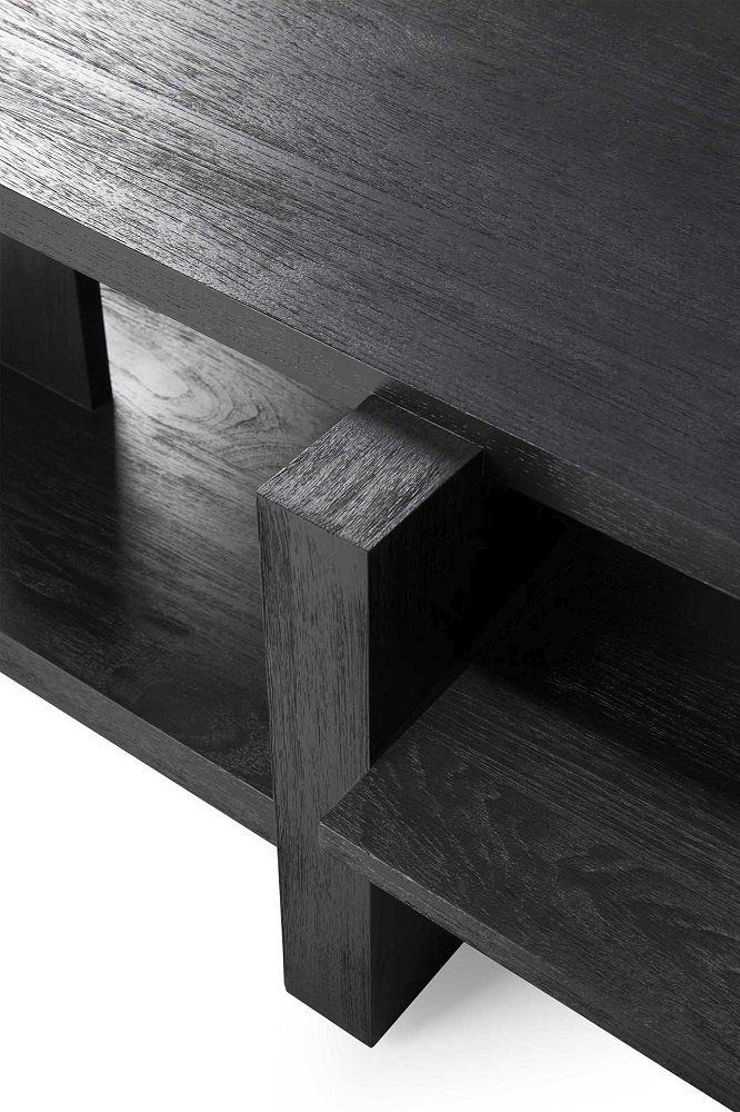 Detailaufnahme des Ethnicraft Teak Abstract Couchtischs in Schwarz, modernes Design mit Ablageflächen aus massivem Teakholz.