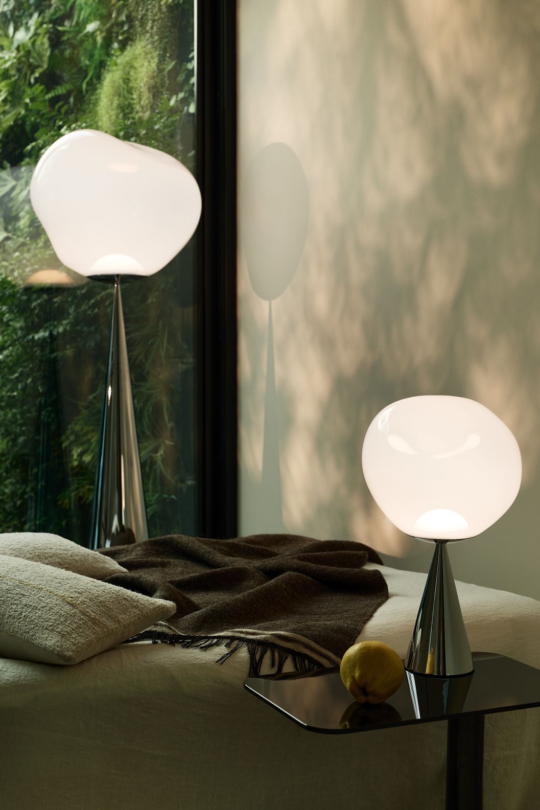 Zwei Tom Dixon Melt Cone Leuchten, eine Stehlampe und eine Tischleuchte, opalweiß.