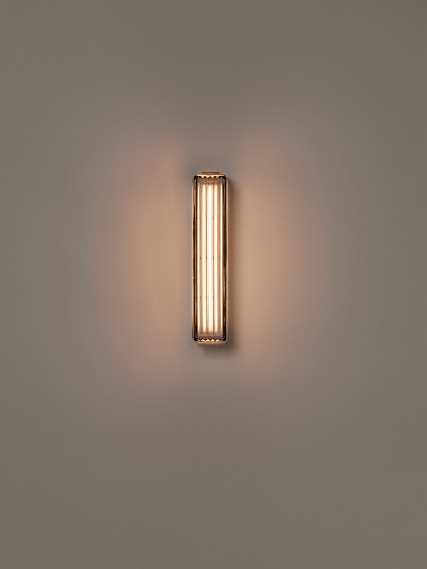 Estadio Singular Wandleuchte von Santa & Cole, weiße, rechteckige Innenleuchte mit warmem Licht.