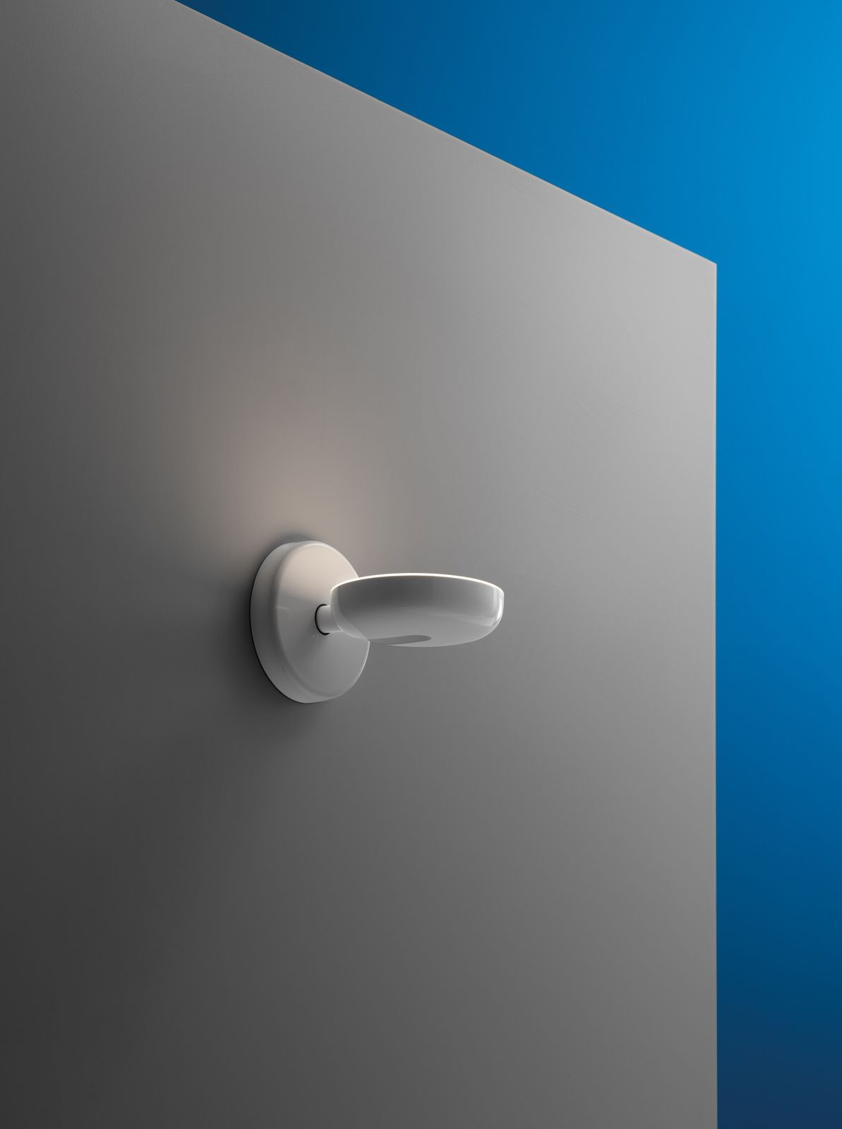 Weiße Cabriolette Wandleuchte von Martinelli Luce, moderne Innenbeleuchtung für Wandmontage.